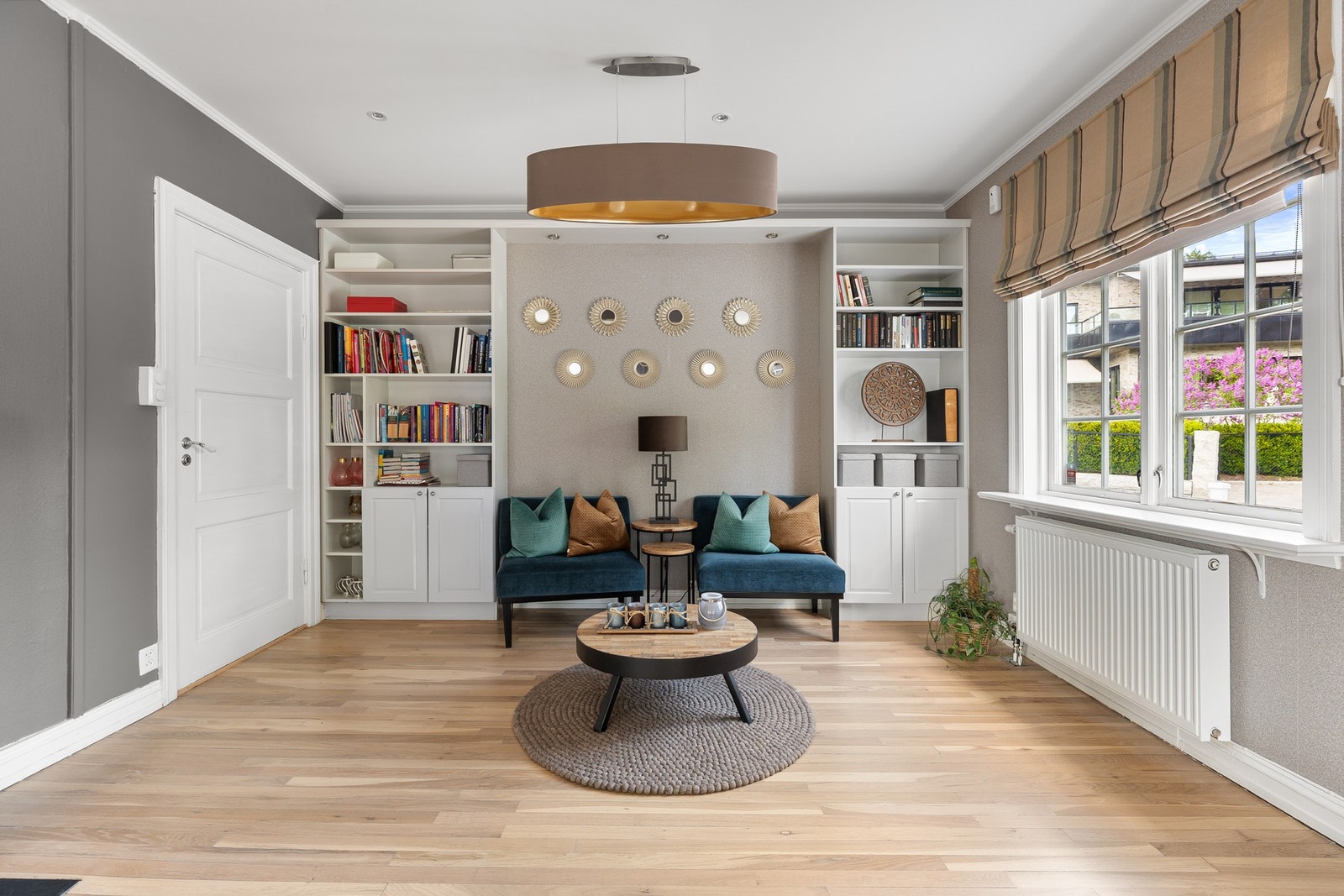 Stuen er utstyrt med plassbygget hylleløsning Galleribilde