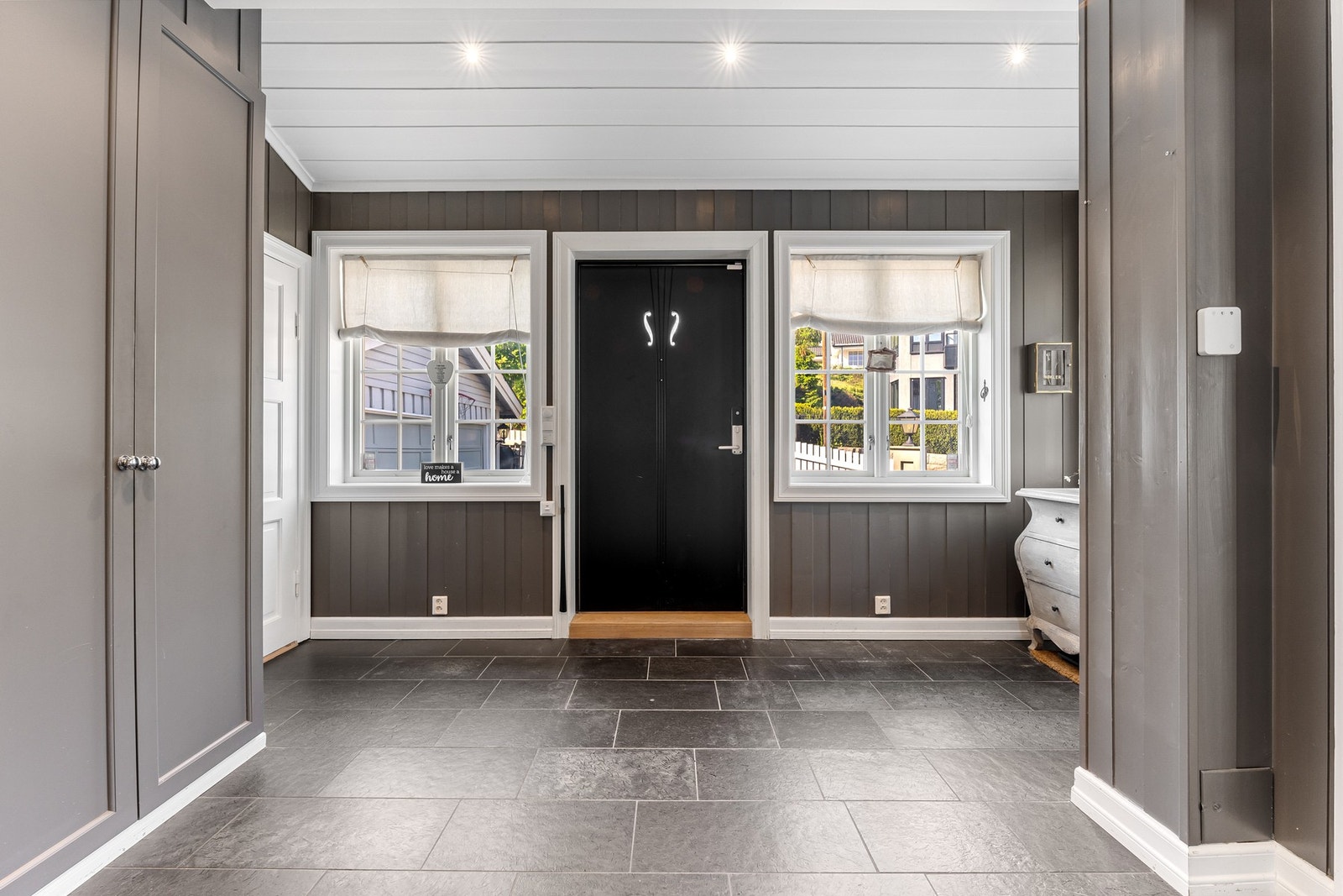 Boligen har en romslig og innbydende gang, som gir et svært godt førsteinntrykk av boligen Galleribilde