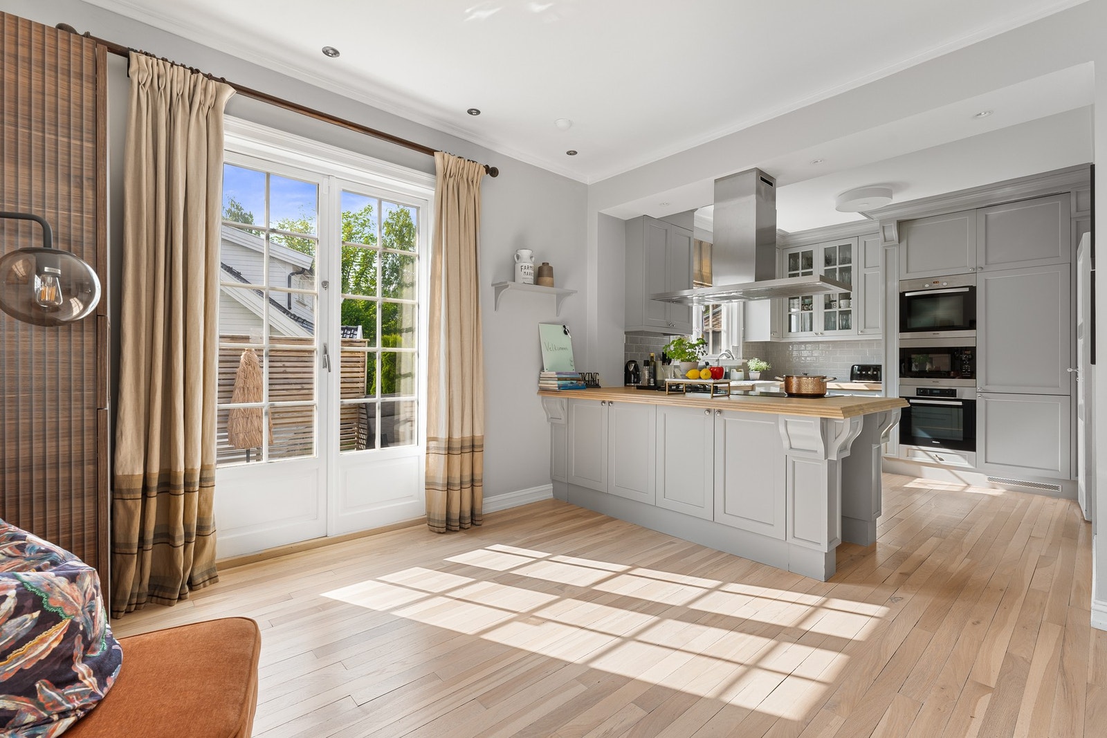 Fra spisestuen er det utgang til vestvendt terrasse målt til 35 m² Galleribilde