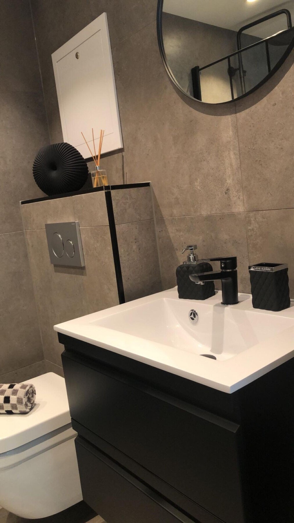 Vegghengt toalett, dusjvegger og dusjdør av glass samt opplegg for vaskemaskin (Bilde tatt av selger) Galleribilde