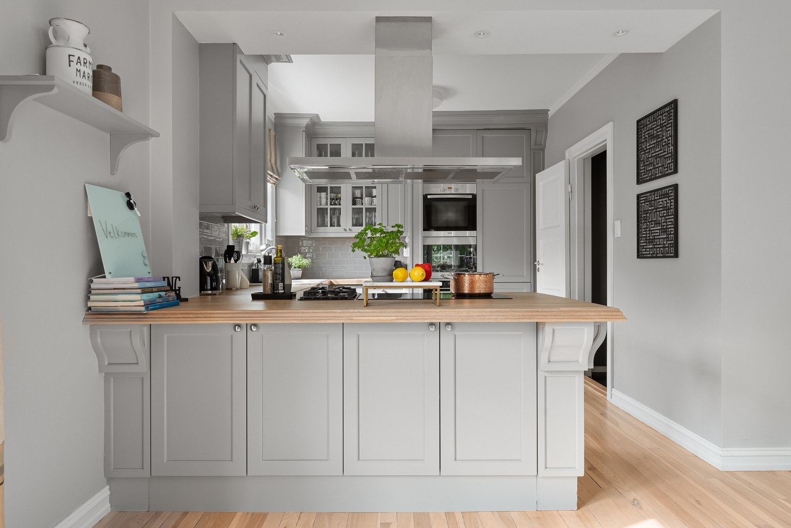 Boligen har et lekkert og tidløst kjøkken fra Elen Møbelstudio Galleribilde