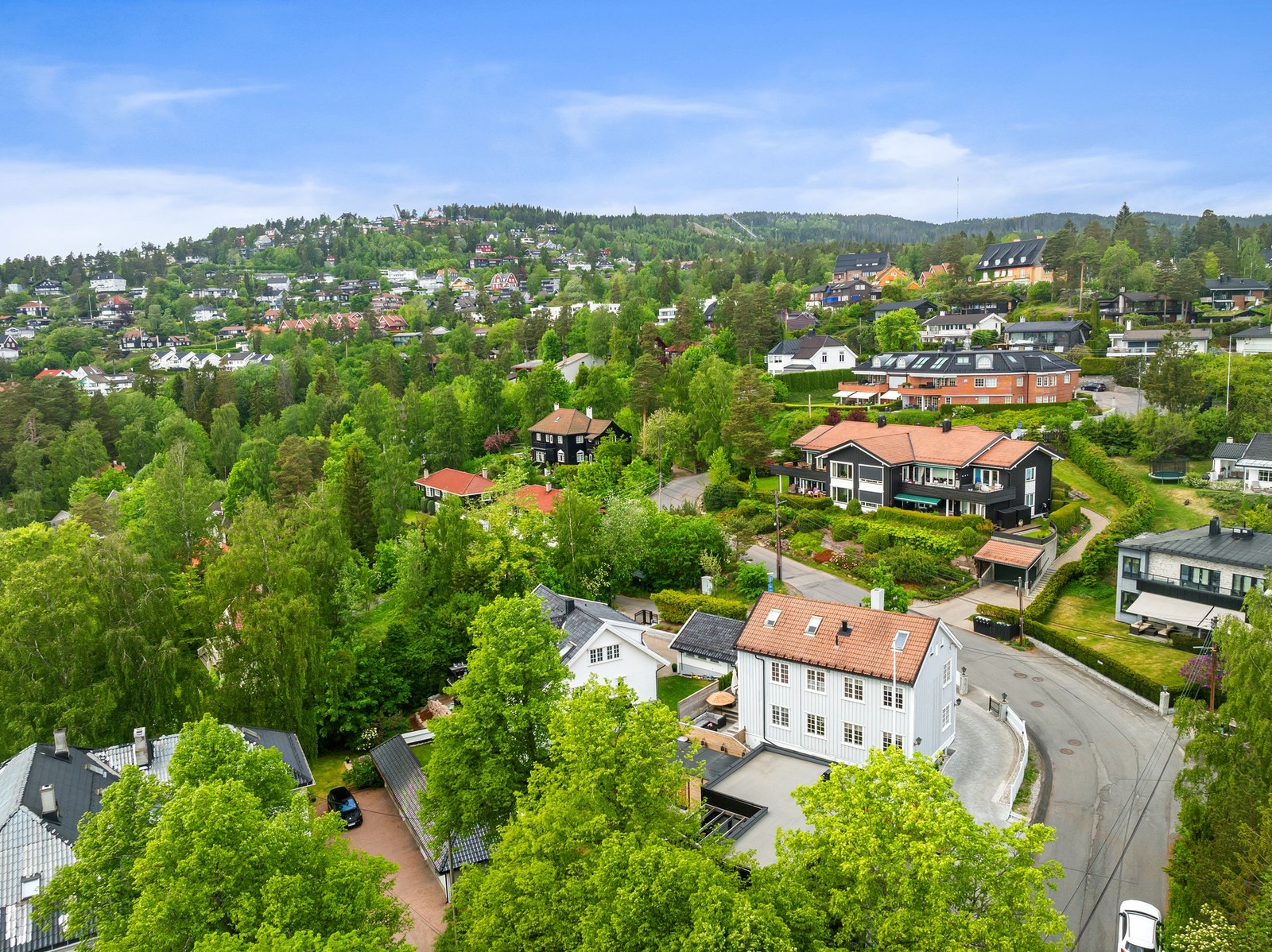 Eiendommen er ideelt plassert mellom Besserud og Slemdal, et veletablert boligområde med kort avstand til Slemdal og Vinderen. Galleribilde