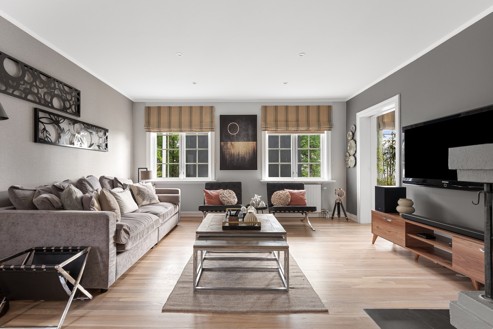 Boligen fremstår som godt vedlikeholdt og holder en gjennomgående høy standard på overflater, innredninger og utstyr Galleribilde