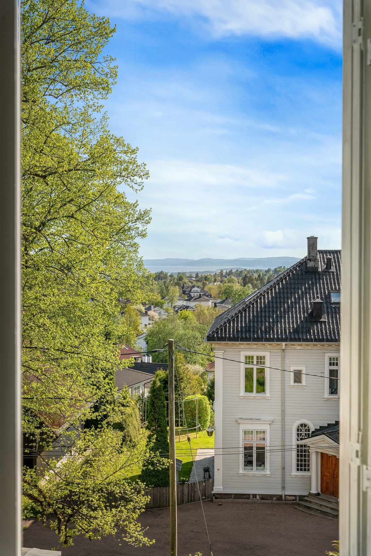 Fra boligen har du fantastisk utsikt mot fjorden Galleribilde