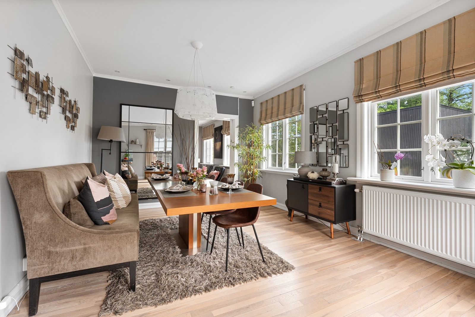 Gulvflater gjennomgående i stuer og kjøkken i heltre eik i stav Galleribilde