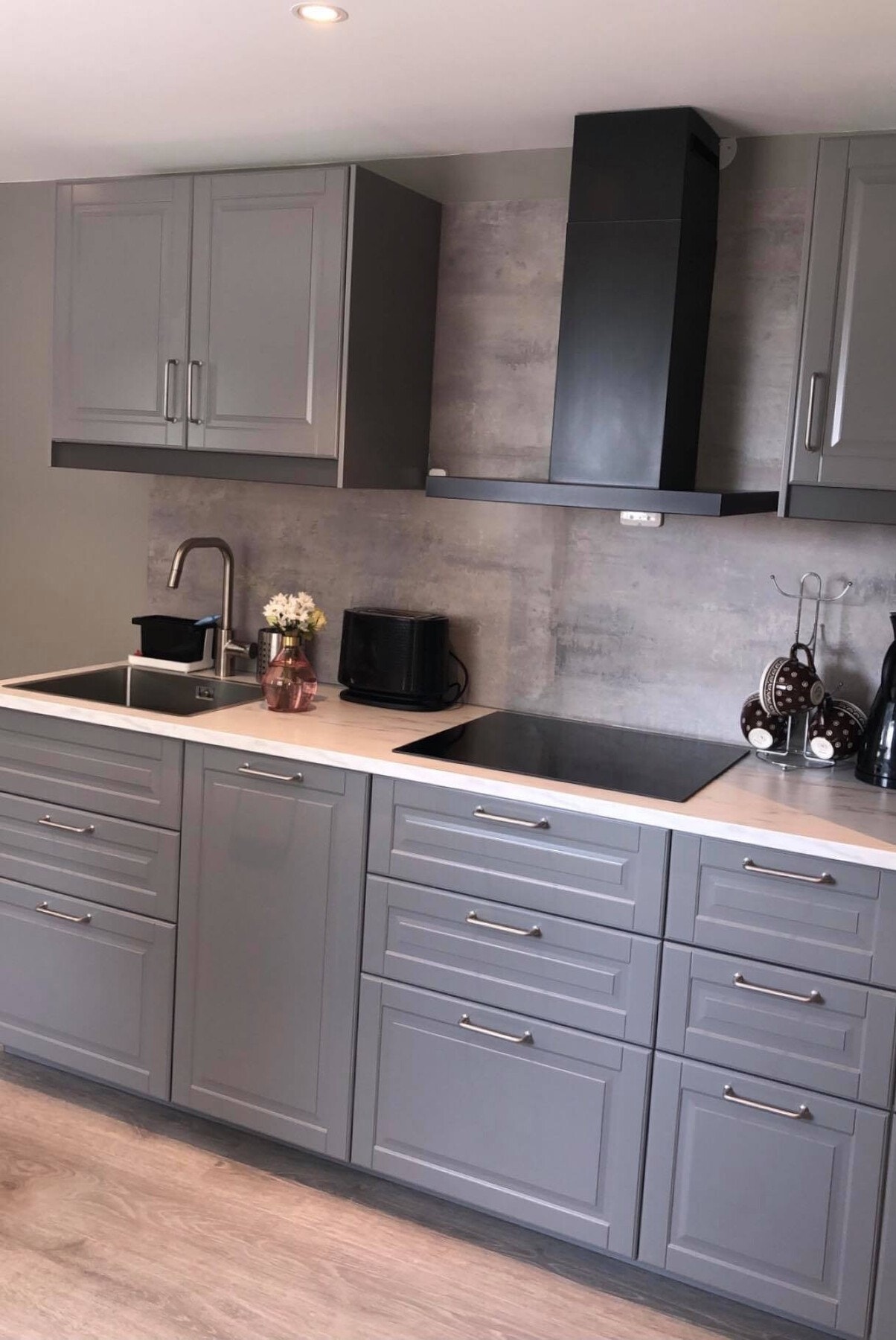 Utleiedelen har et lekkert kjøkken, med profilerte fronter i stilren gråtone (Bilde tatt av selger) Galleribilde