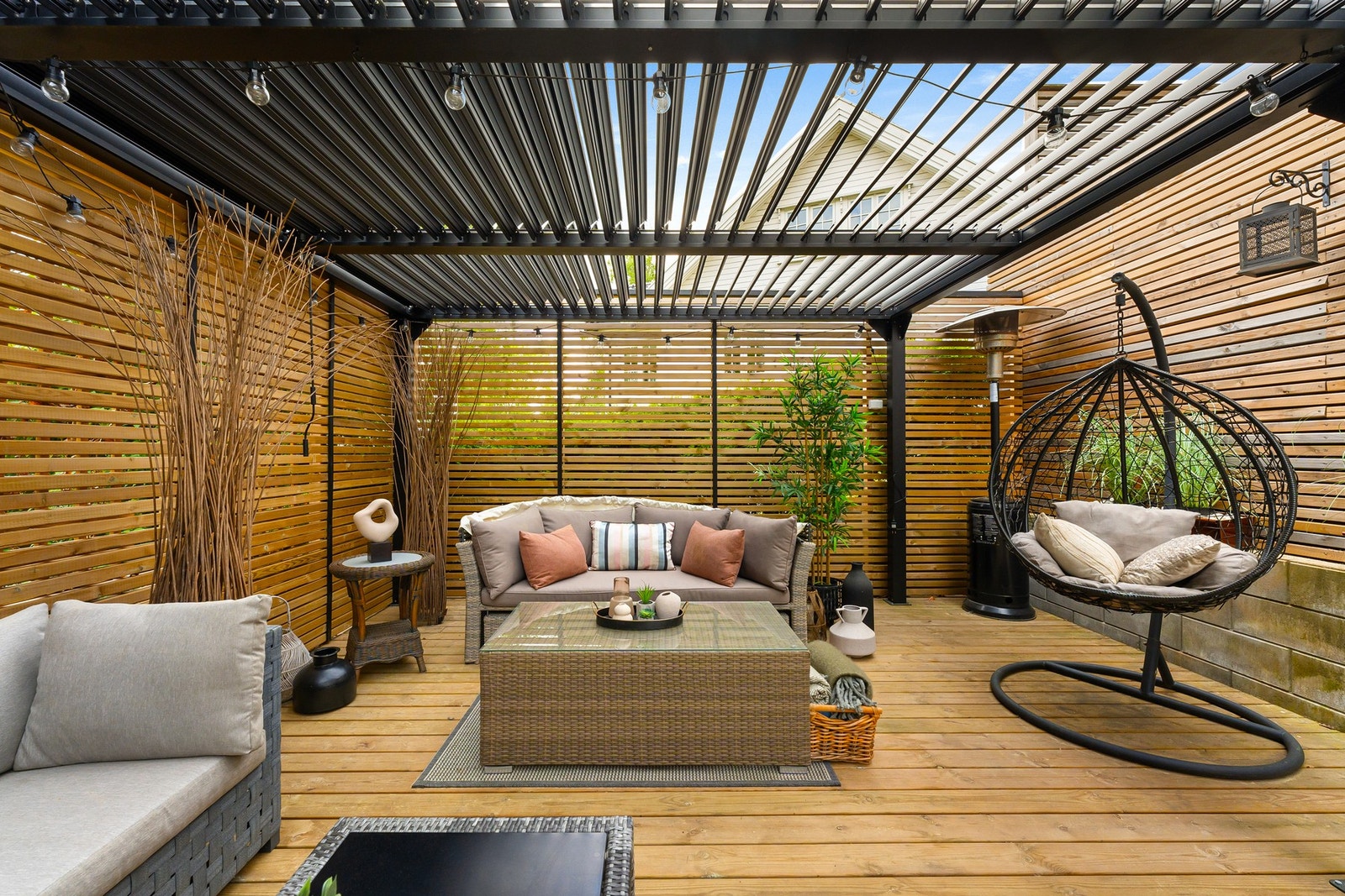 I hagen finner du en fantastisk pergola, fra 2023 Galleribilde