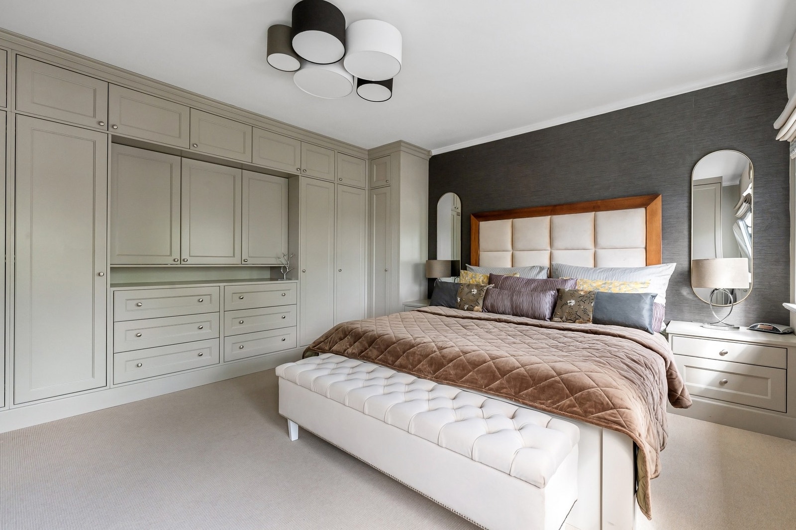 Tre av rommene er utstyrt med snekkertilpassede senger og garderober, utført av Valdres møbelindustri. Galleribilde