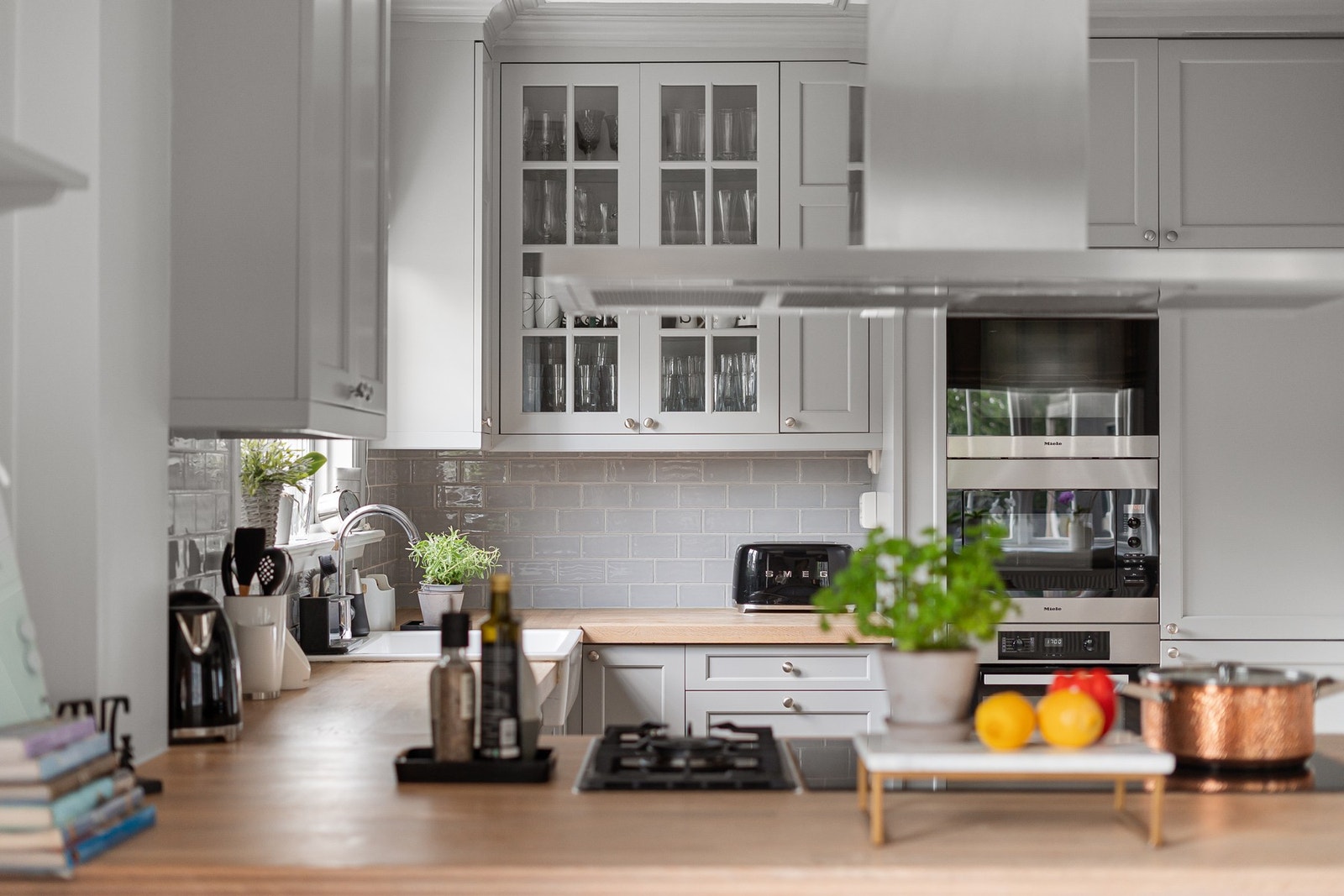 Flisene på veggen over benkeplaten gir enkel rengjøring og tilfører til den rene estetikken Galleribilde