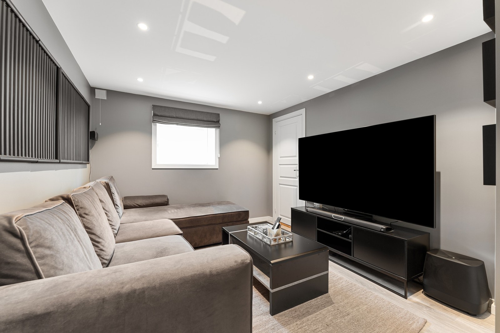 Lekker kjellerstue, malt i moderne, stilren gråtone og med downlights i tak. (Ikke godkjent til varig opphold) Galleribilde