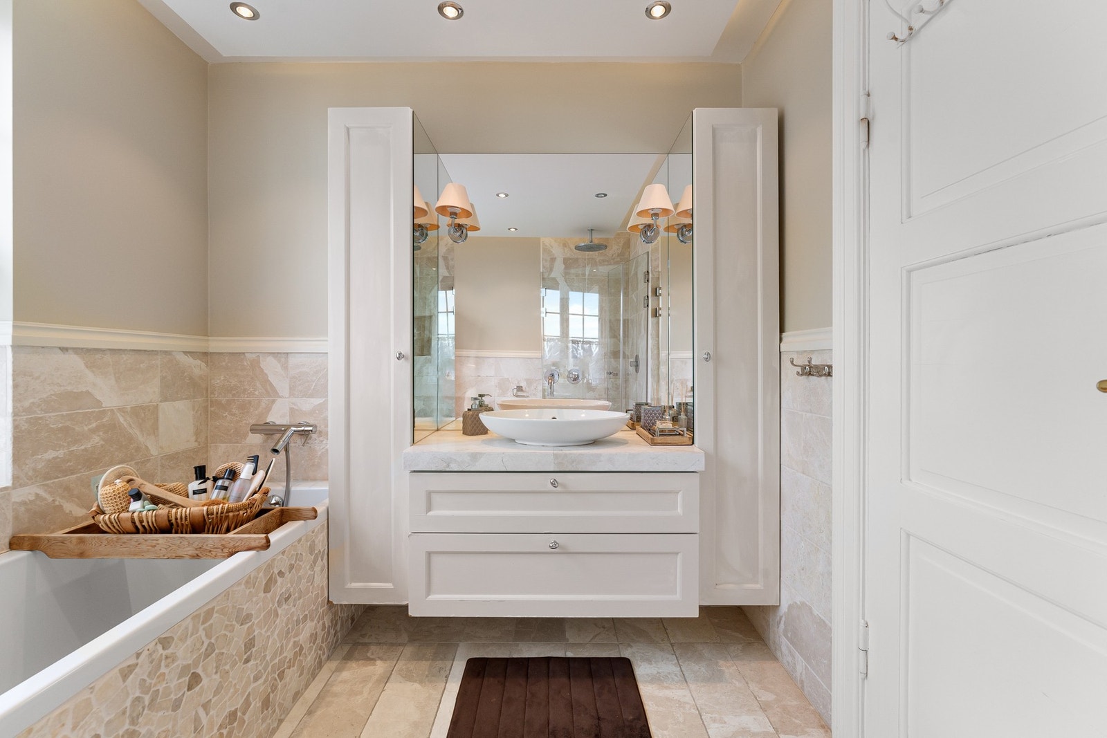 Skapinnredning med marmorplate og lekker oval servant Galleribilde