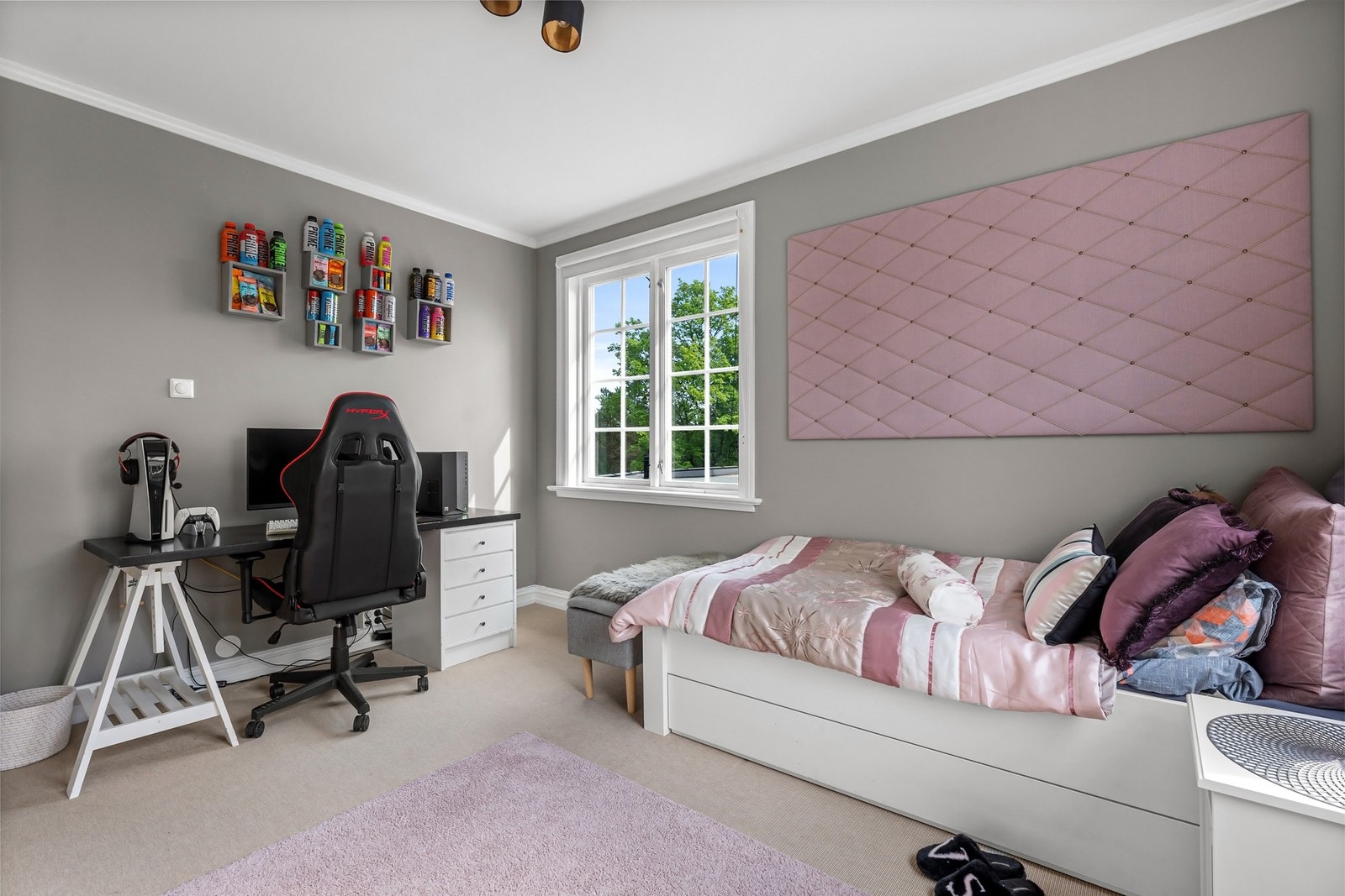 Veggflater malt i stilrene farger og gulvflater med teppegulv tilfører rommene en lun atmosfære Galleribilde