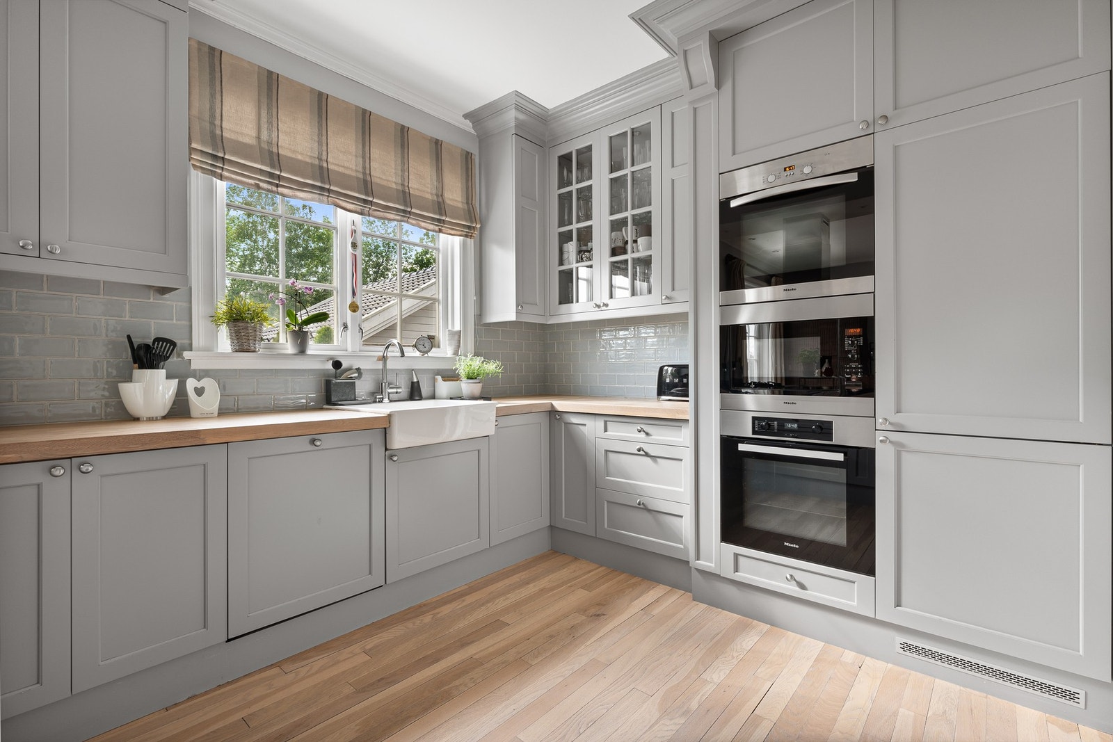 Kjøkkenet er velutstyrt, med integrerte hvitevarer Galleribilde