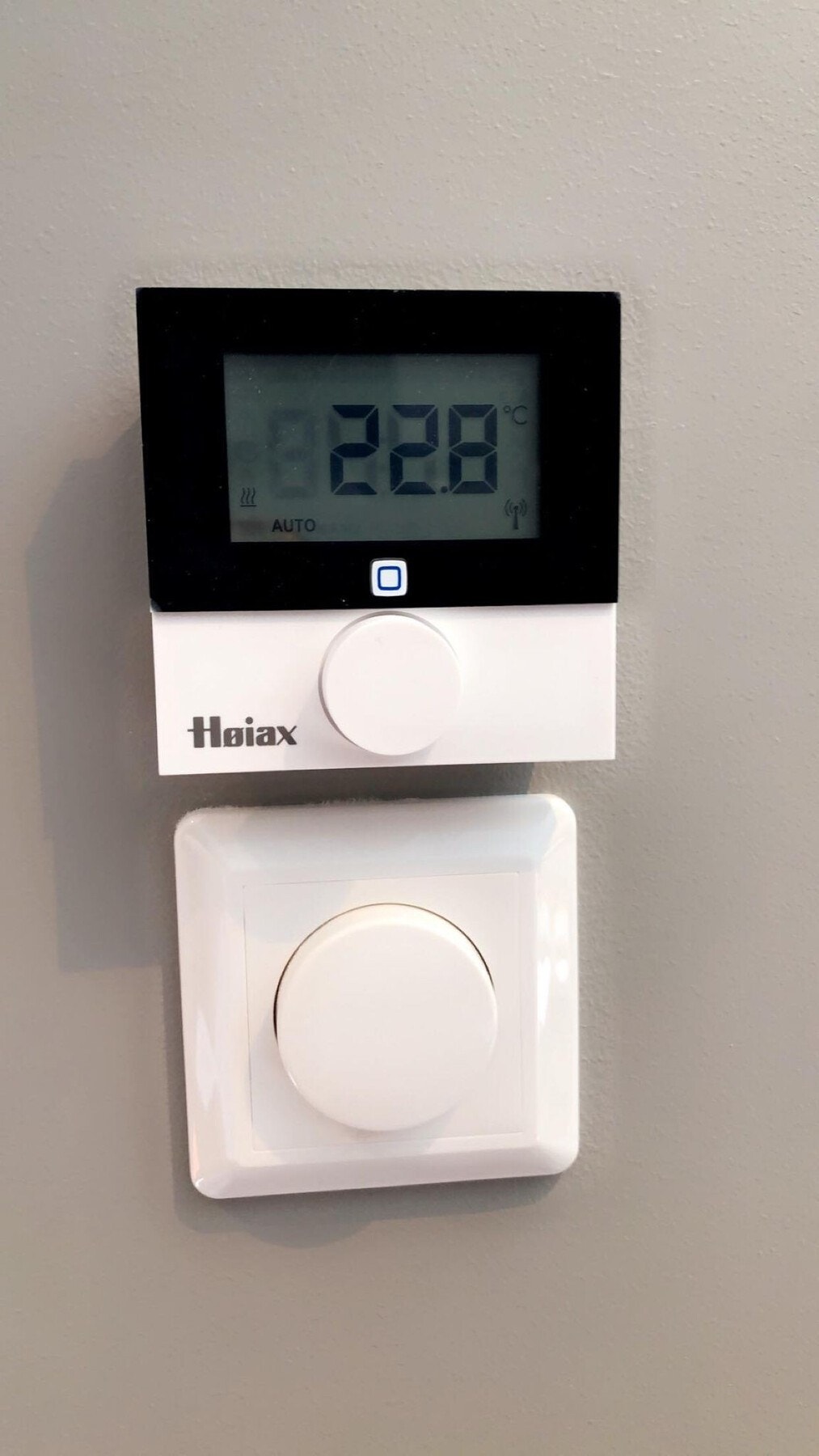 Termostat for å regulere vannbåren gulvvarme (Bilde tatt av selger) Galleribilde