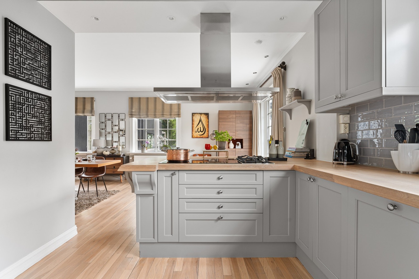 Innredningen er utstyrt med profilerte fronter og glasskap i noen overskap Galleribilde