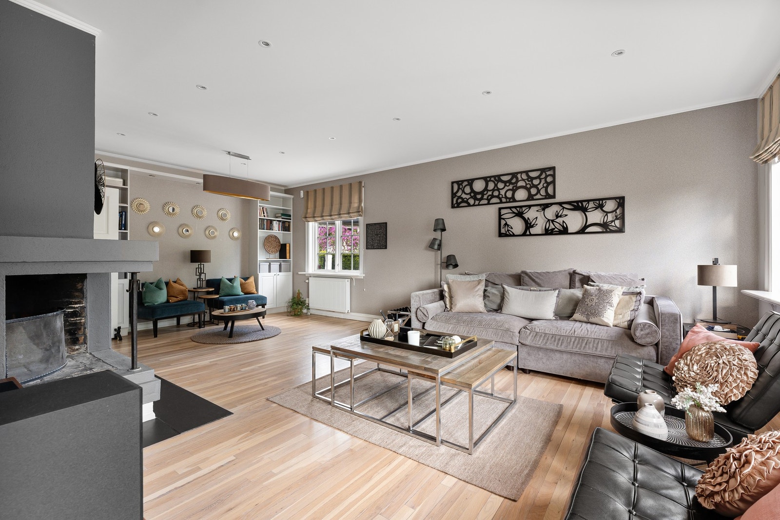 Stuens veggflater er malt i moderne og stilrene farger, med kontrastvegger Galleribilde