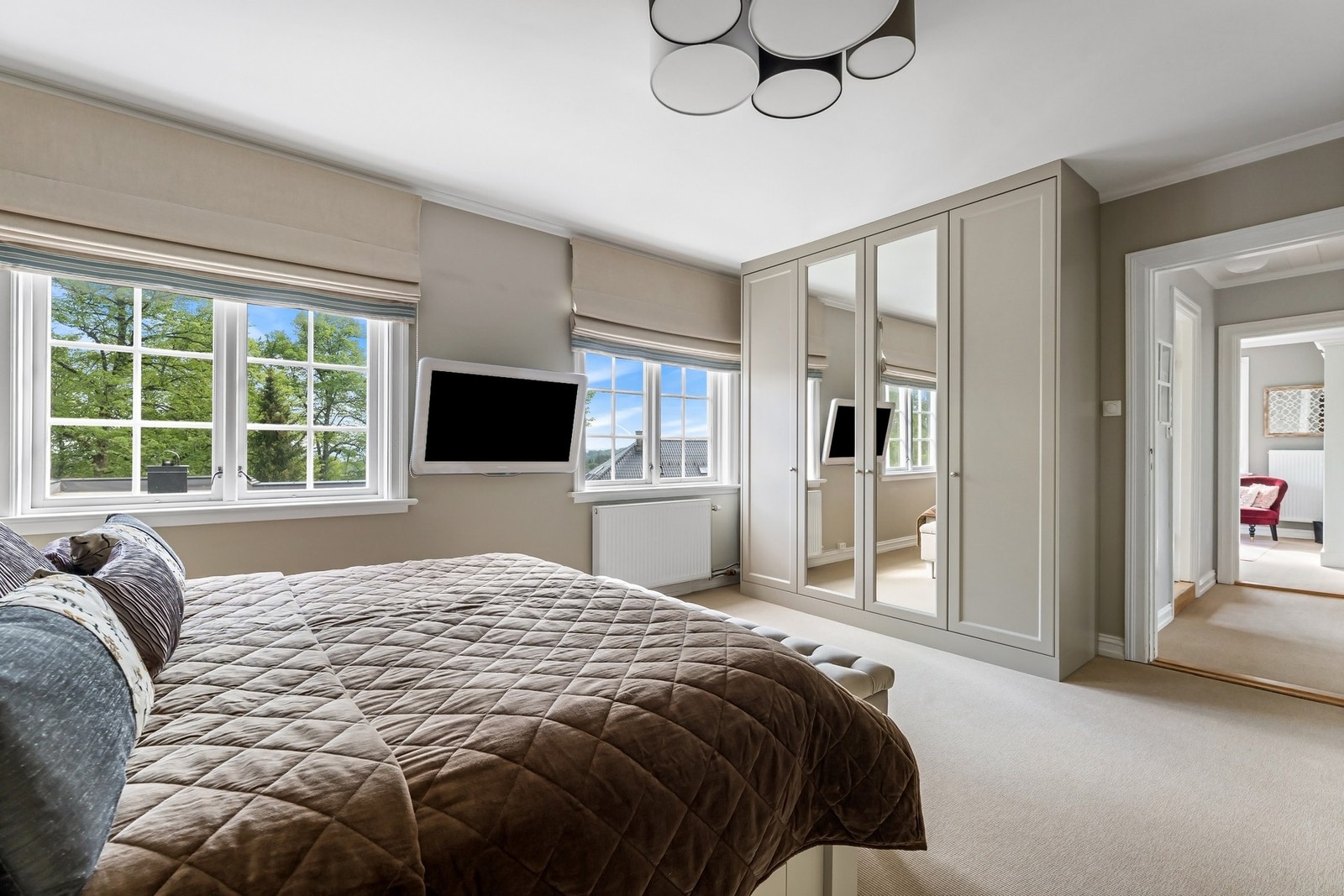 Store vindusflater gir rikelig med naturlig lys Galleribilde