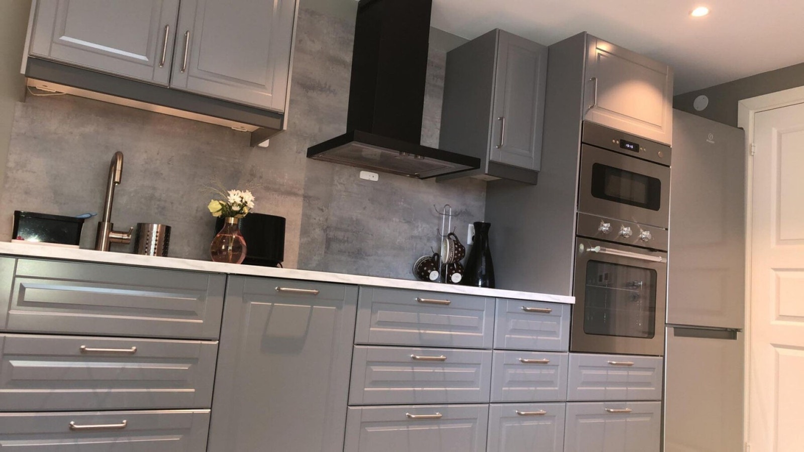 Kjøkkenet er utstyrt med laminat benkeplate med nedfelt kum i stål og ettgreps kjøkkenkran med uttrekk (Bilde tatt av selger) Galleribilde