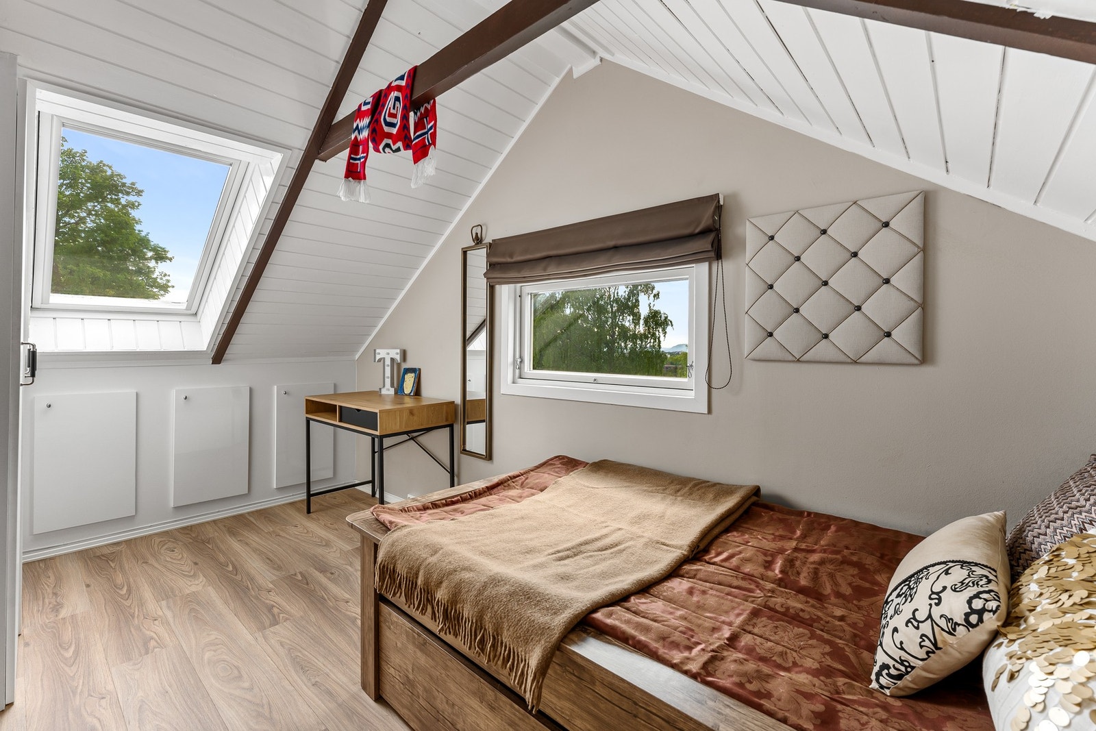 Boligen har en hyggelig og romslig loftetasje, med vegger og gulv renovert i 2017 Galleribilde