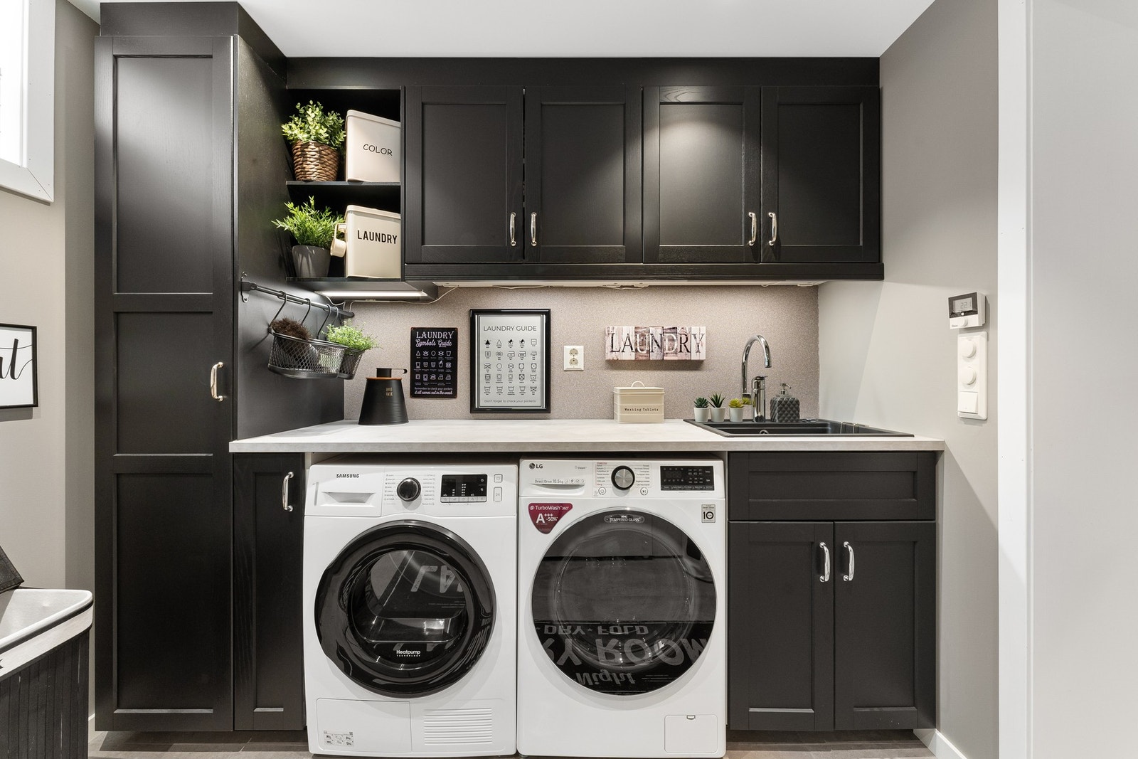 Vaskerommet er utstyrt med vaskerommsinnredning med nedfelt kum og kjøkkenkran, opplegg for vaskemaskin og vannopplegg for side-by-side kjøleskap. Galleribilde