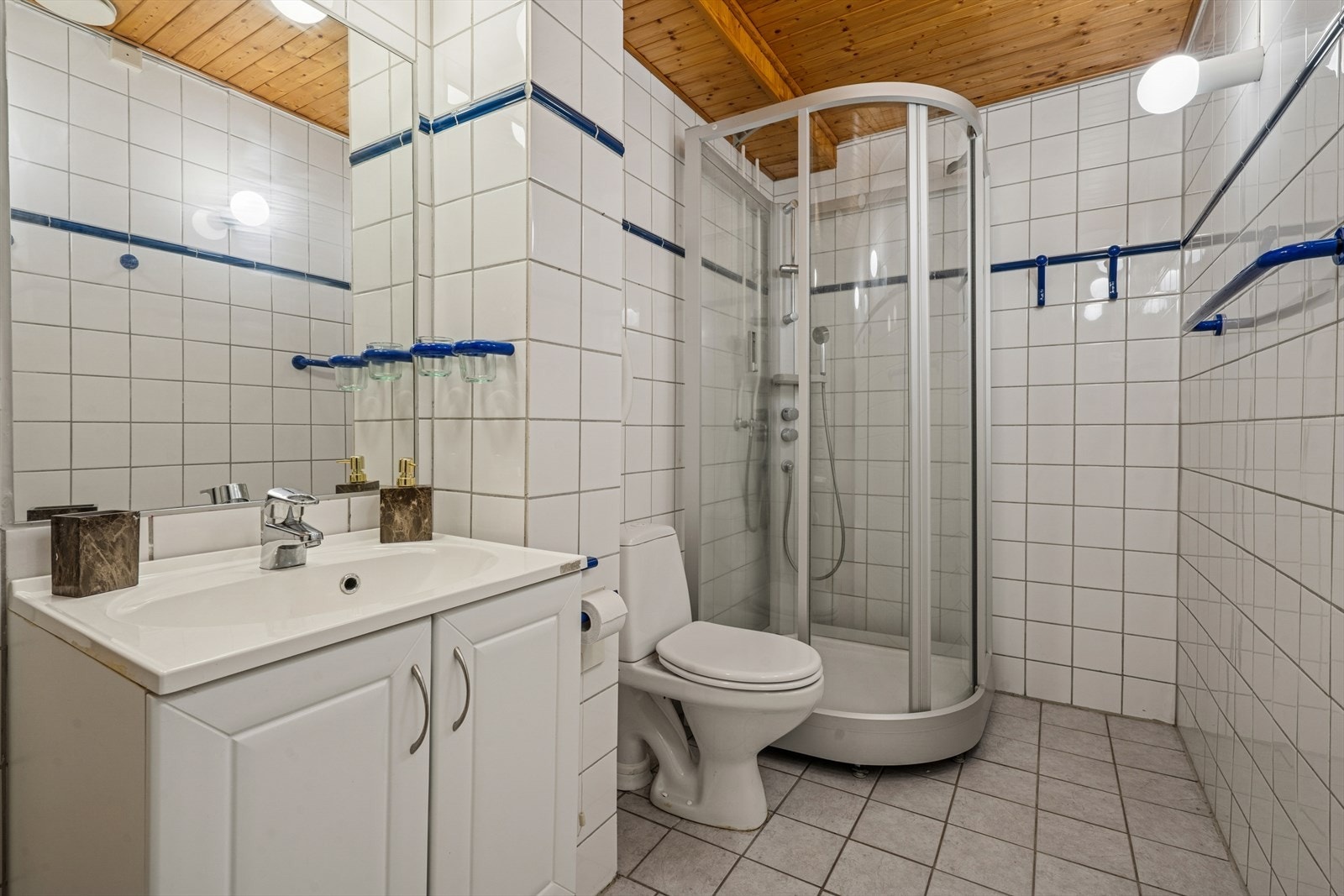 Badet har elektrisk gulvvarme. Galleribilde