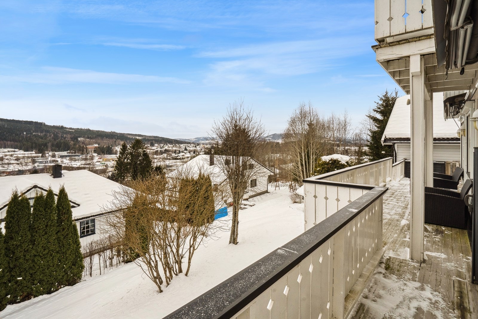 Gode sol-og utsiktsforhold på stueterrassen. Galleribilde