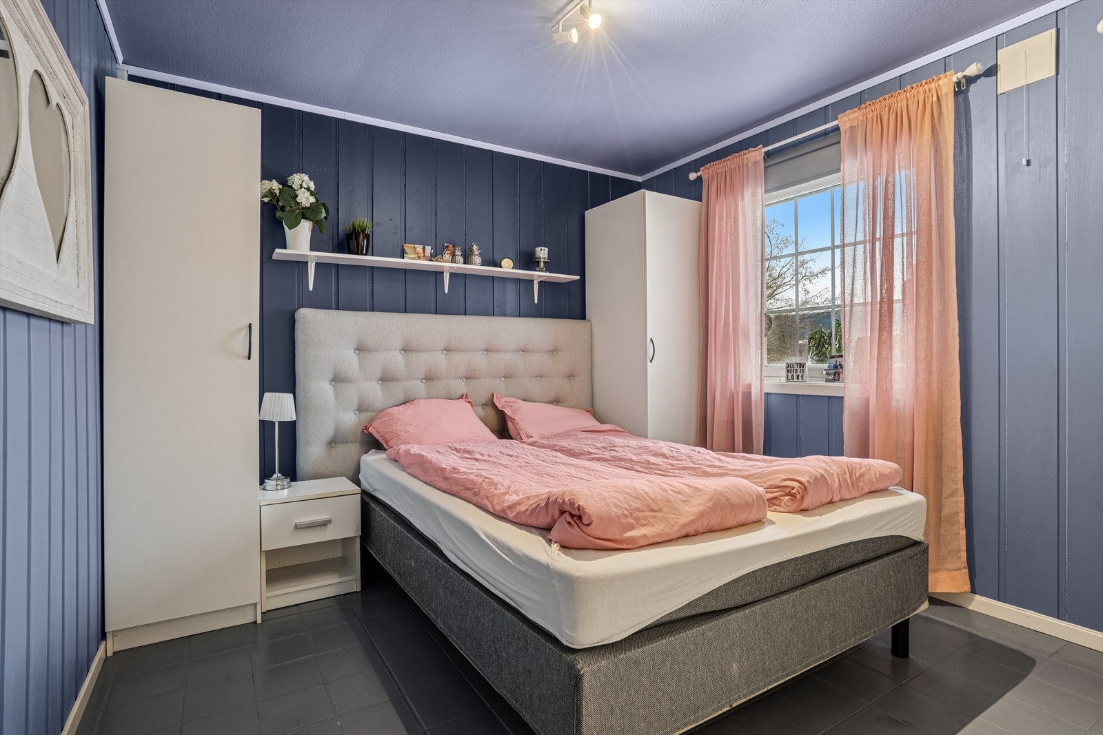 Soverom med god størrelse flisgulv. Galleribilde