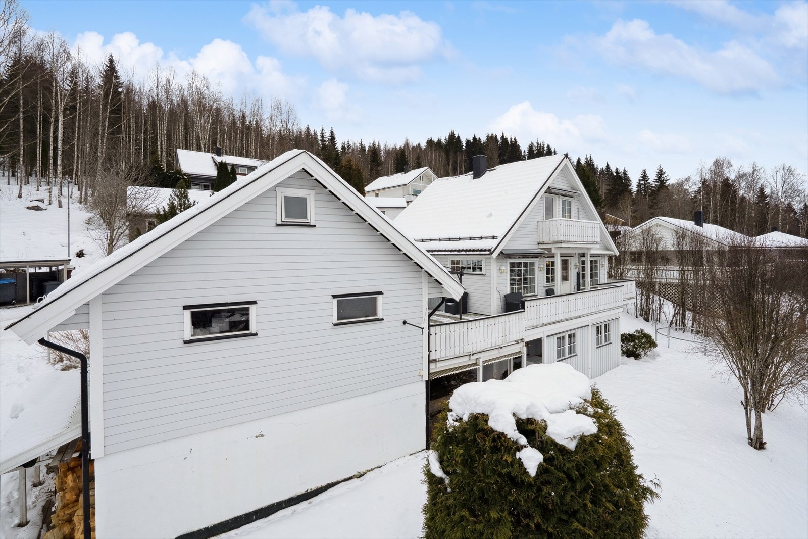 Hage i skrånende terreng på baksiden av boligen. Galleribilde