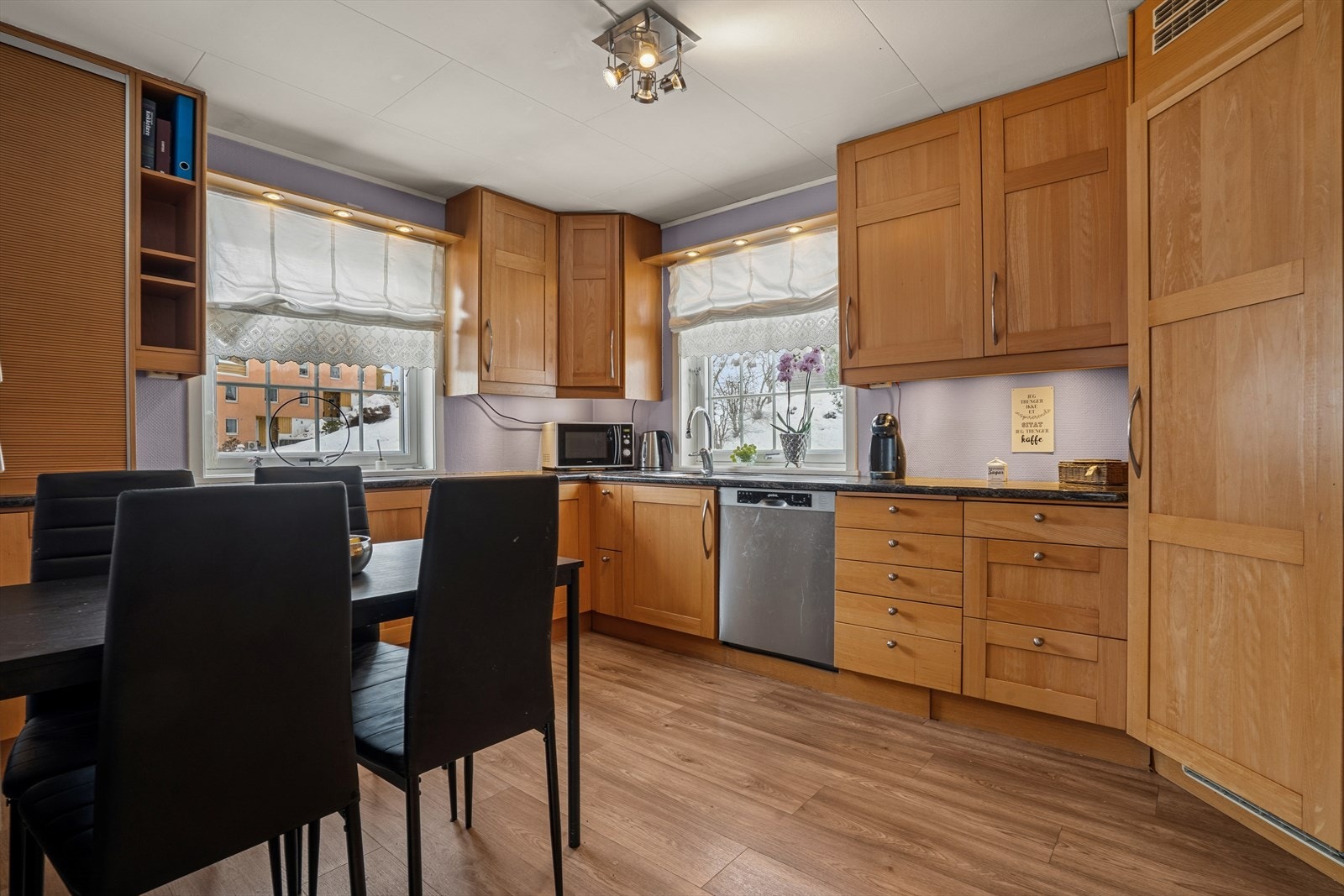 Kjøkken med god størrelse innenfor stuen. Galleribilde