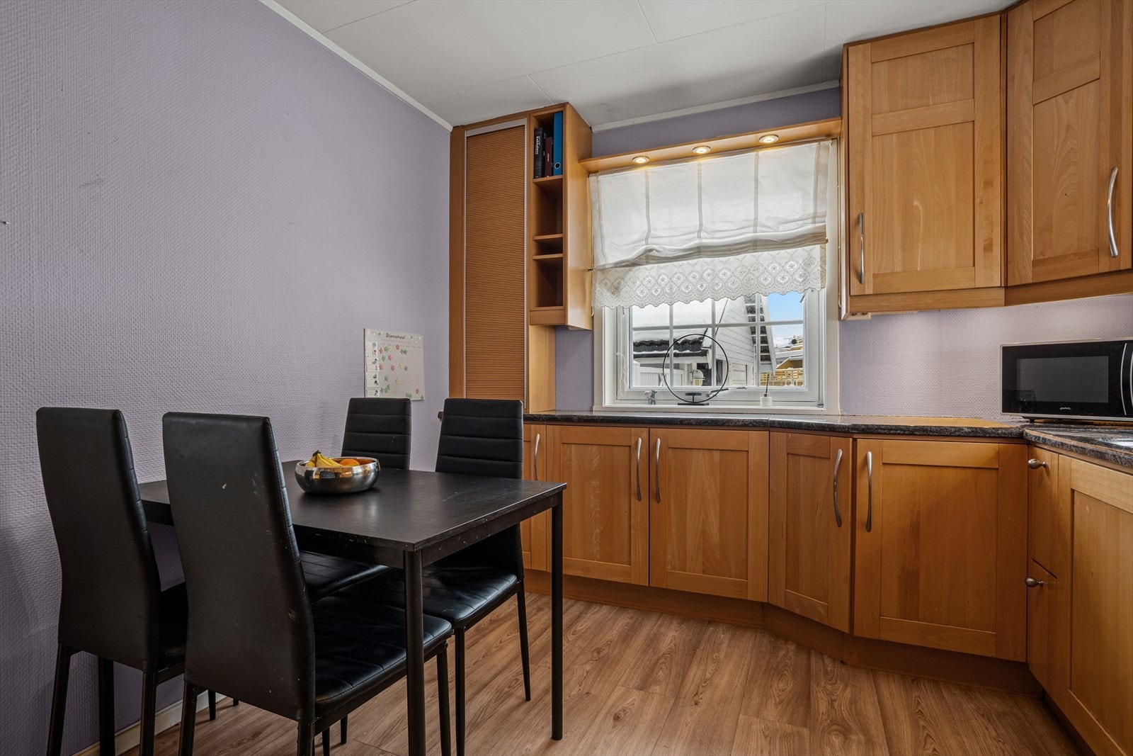 Det er god plass til spisebord på kjøkkenet. Galleribilde