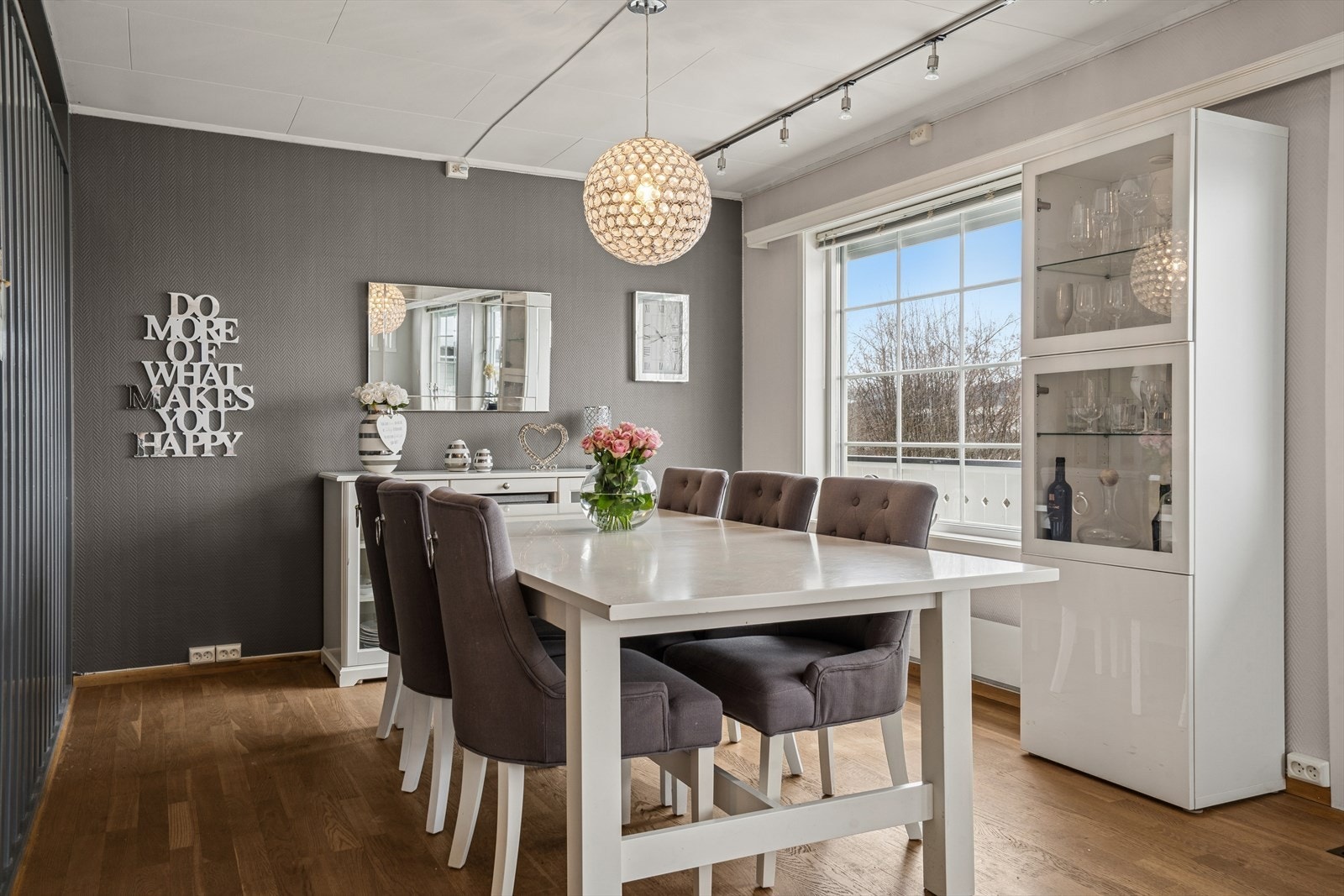 Spisestue med god plass til en røslig spisegruppe. Galleribilde