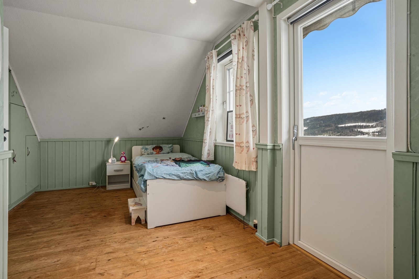 Romslig soverom med plassbygget garderobeskap. Galleribilde