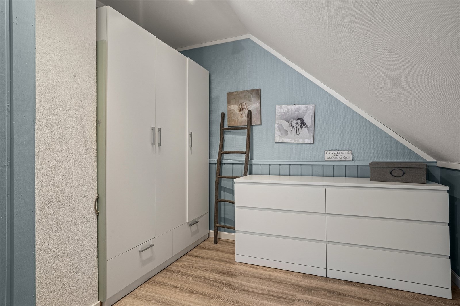 Avsatt plass for garderobeskap. Galleribilde