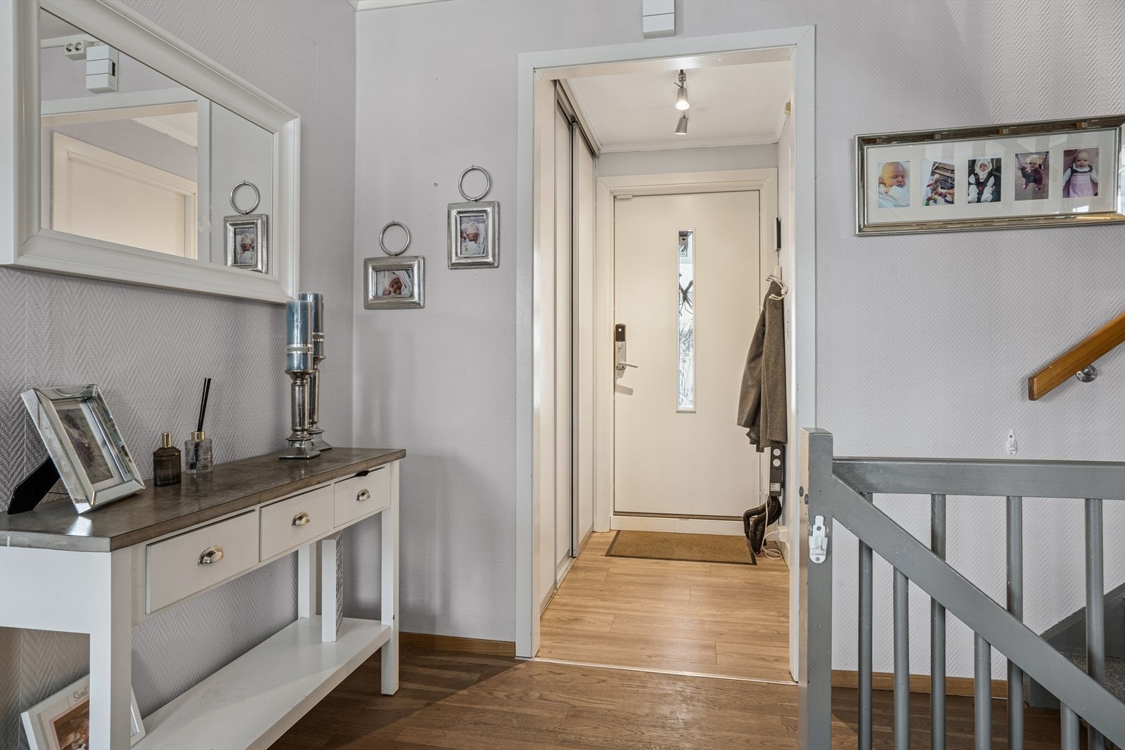 Entré med skyvedørsgarderobe. Innenfor entreen er det vaskerom. Galleribilde