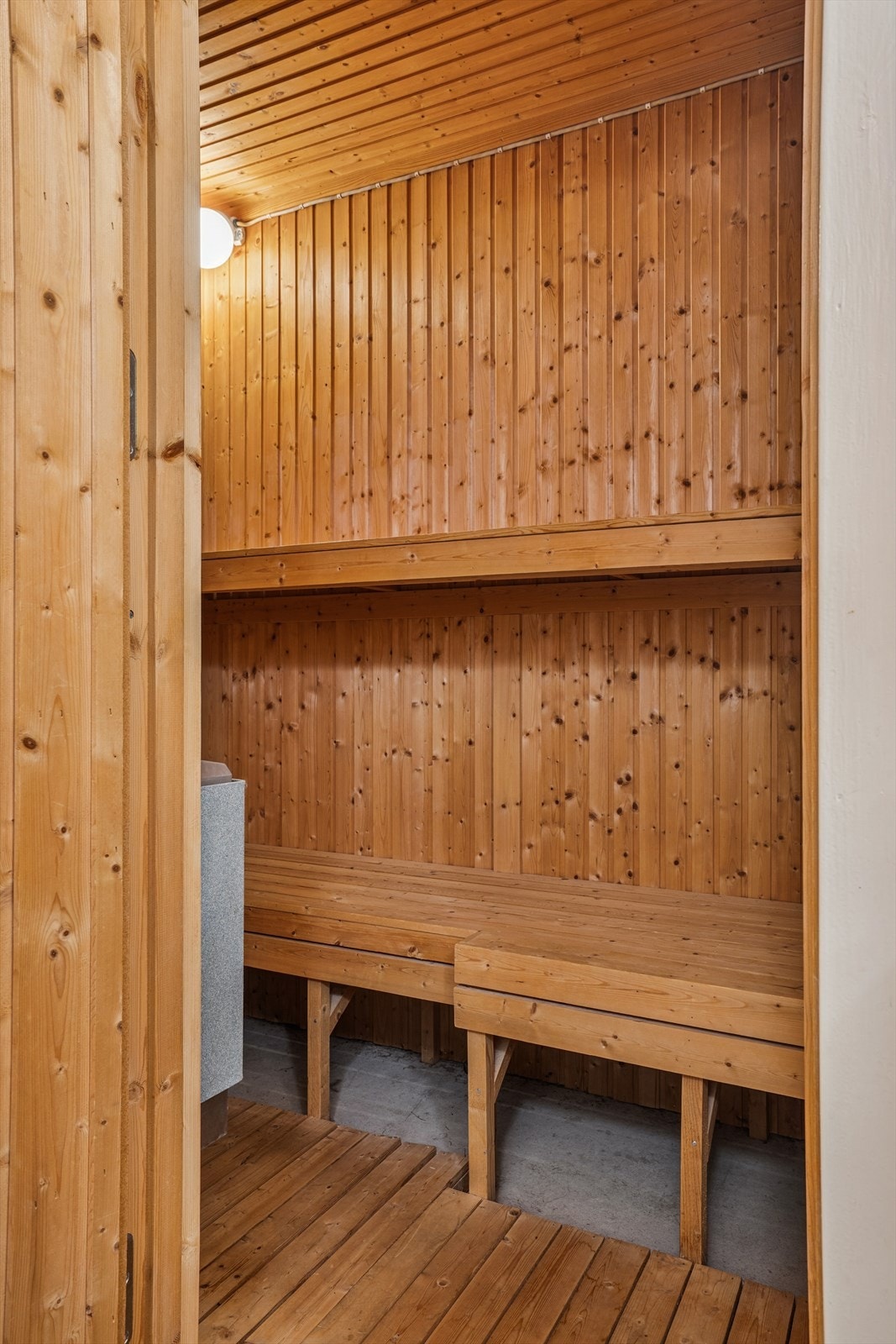 Granpanel og elektrisk badstuovn. Galleribilde