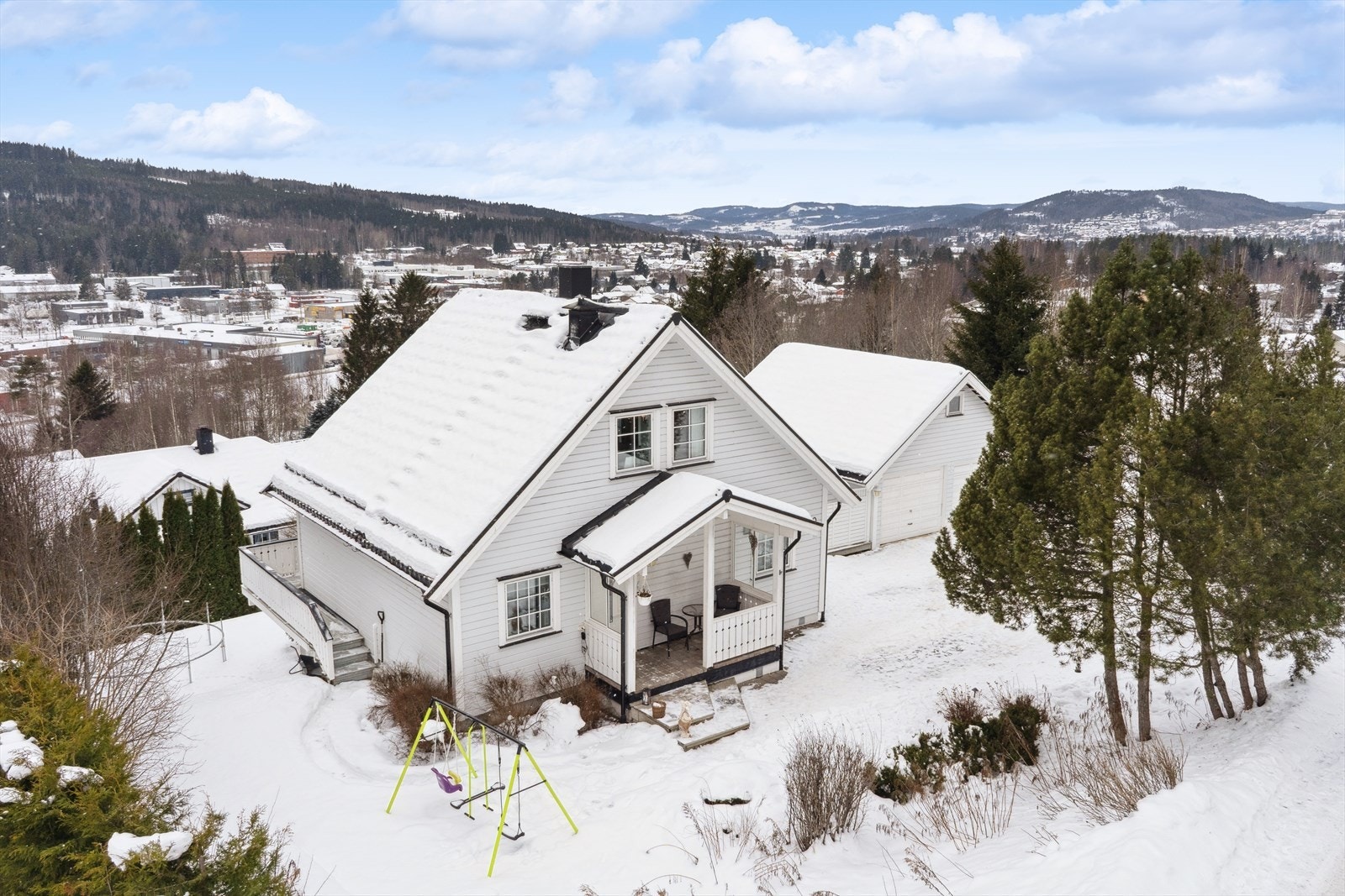 Området er familievennlig med skole og barnehager innen kort gangavstand. Galleribilde