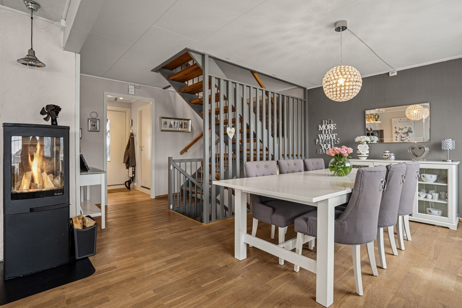 Åpen og luftig planløsning med god romfølelse. Nyere peisovn i stuen. Galleribilde