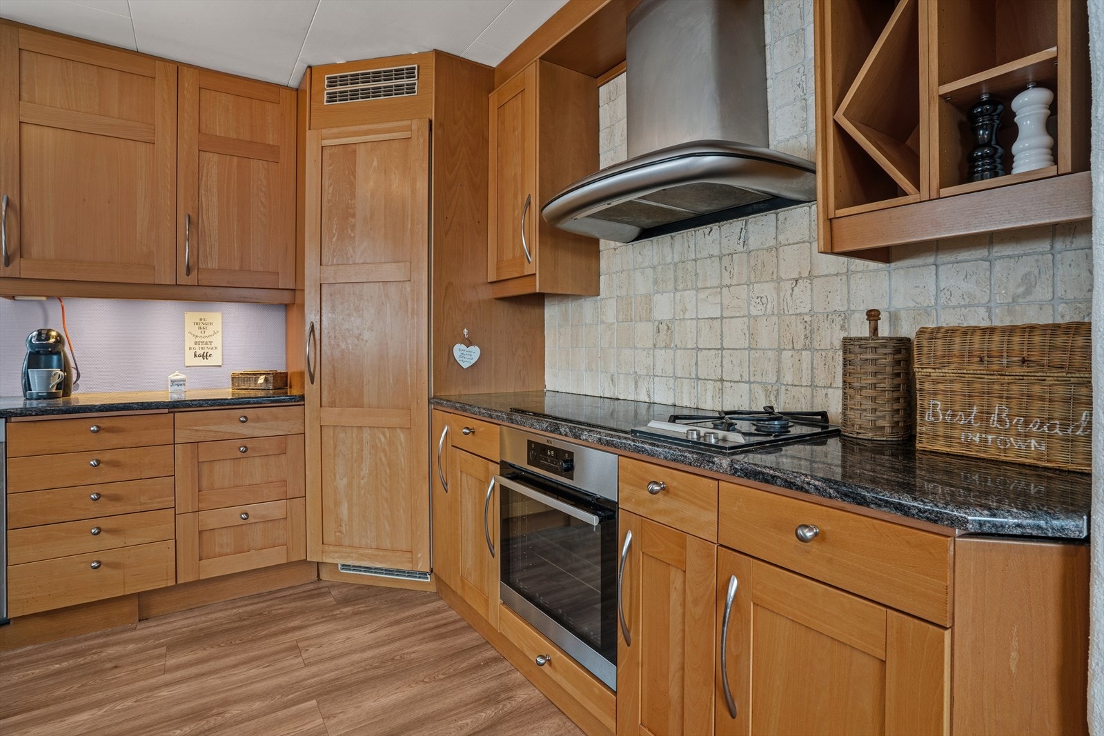 Praktisk hesteskoformet innredning med fronter av bøk. Stort, integrert kjølehjørne. Galleribilde