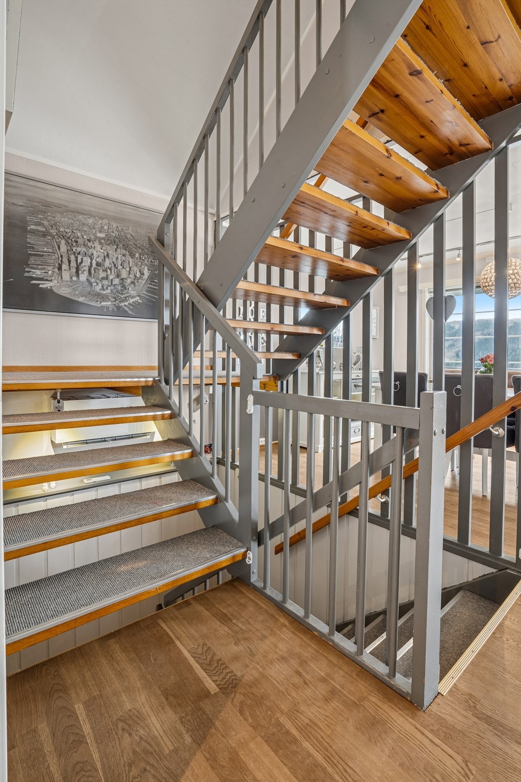 Stilig trapp mellom de tre etasjene i boligen. Galleribilde