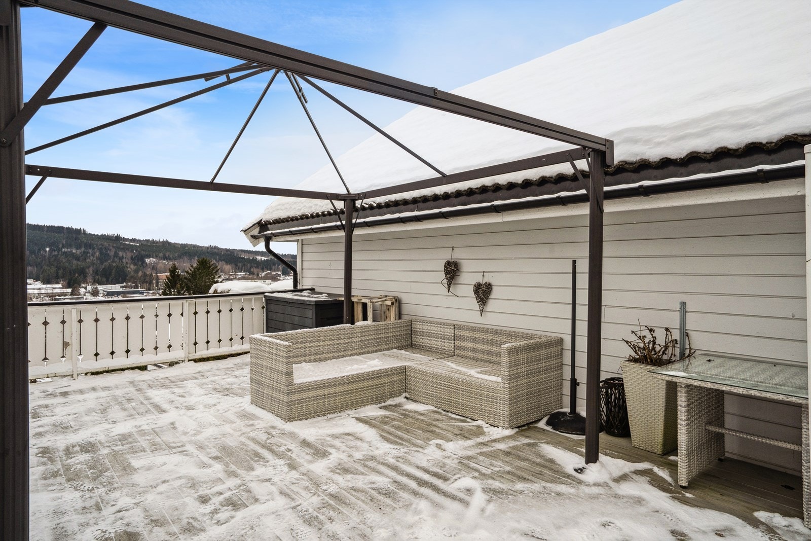 Stor terrasse mellom boligen og garasjen. Galleribilde