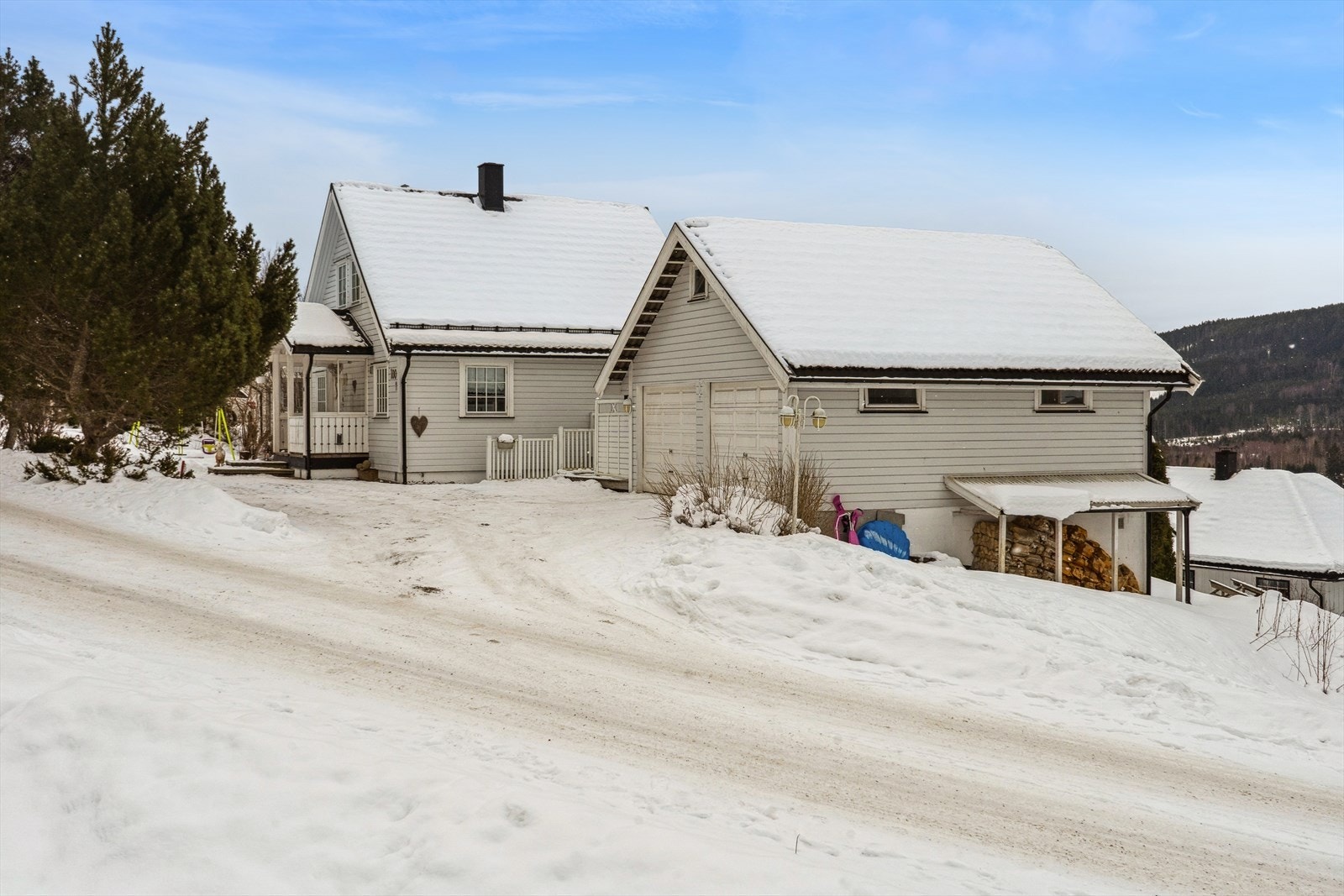 Stor dobbelgarasje med 3 praktiske boder under. Galleribilde