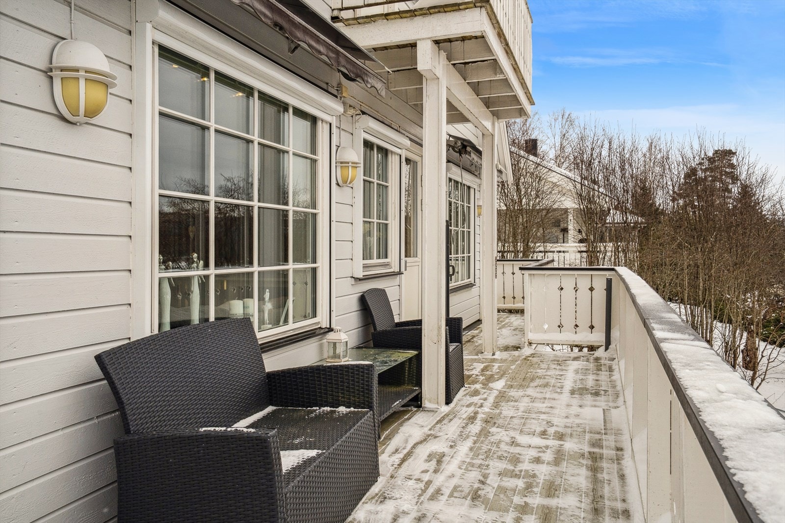 Terrassen forsetter videre rund til stuen. Galleribilde