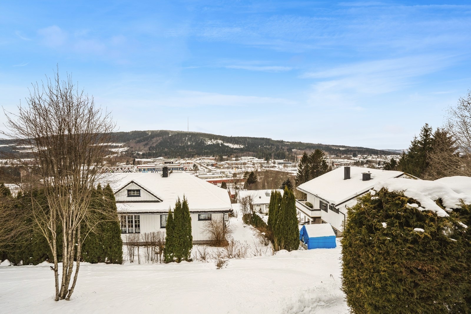 Det er bl.a. utsikt i retning Speismark, Holtberget, sentrum og festningen. Galleribilde