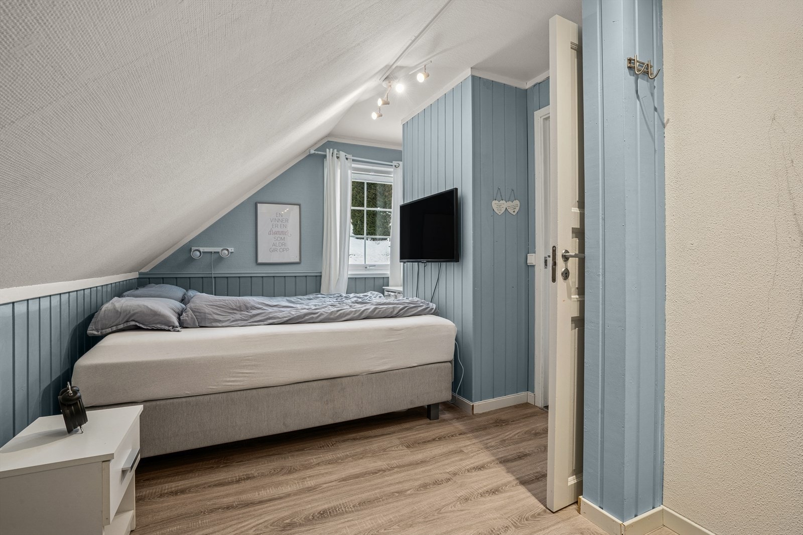 Det andre soverommet ligger i den andre enden av 2. etasje, ved siden av badet. Galleribilde