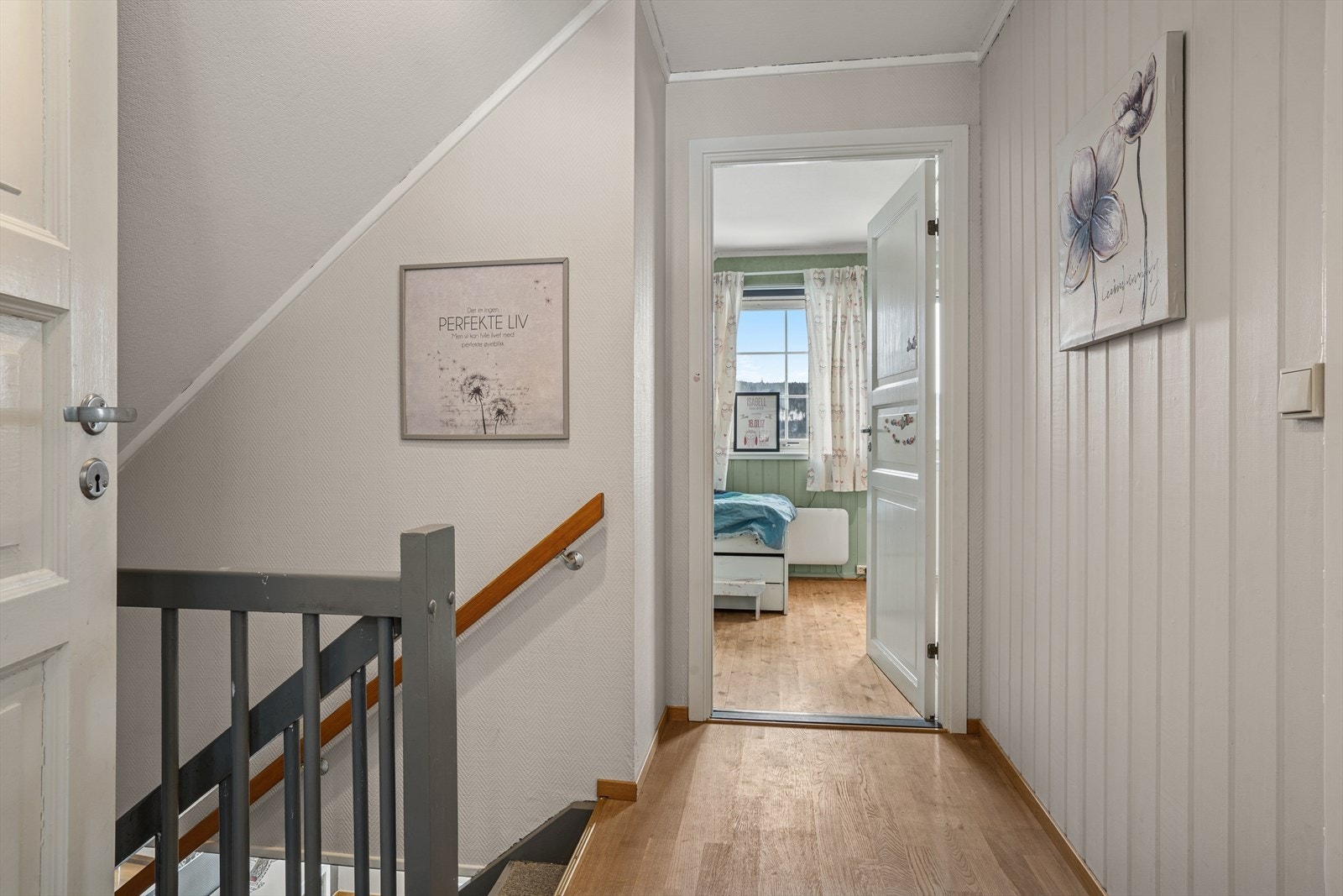 Det er innredet 2 soverom og bad i 2.etasje. Galleribilde