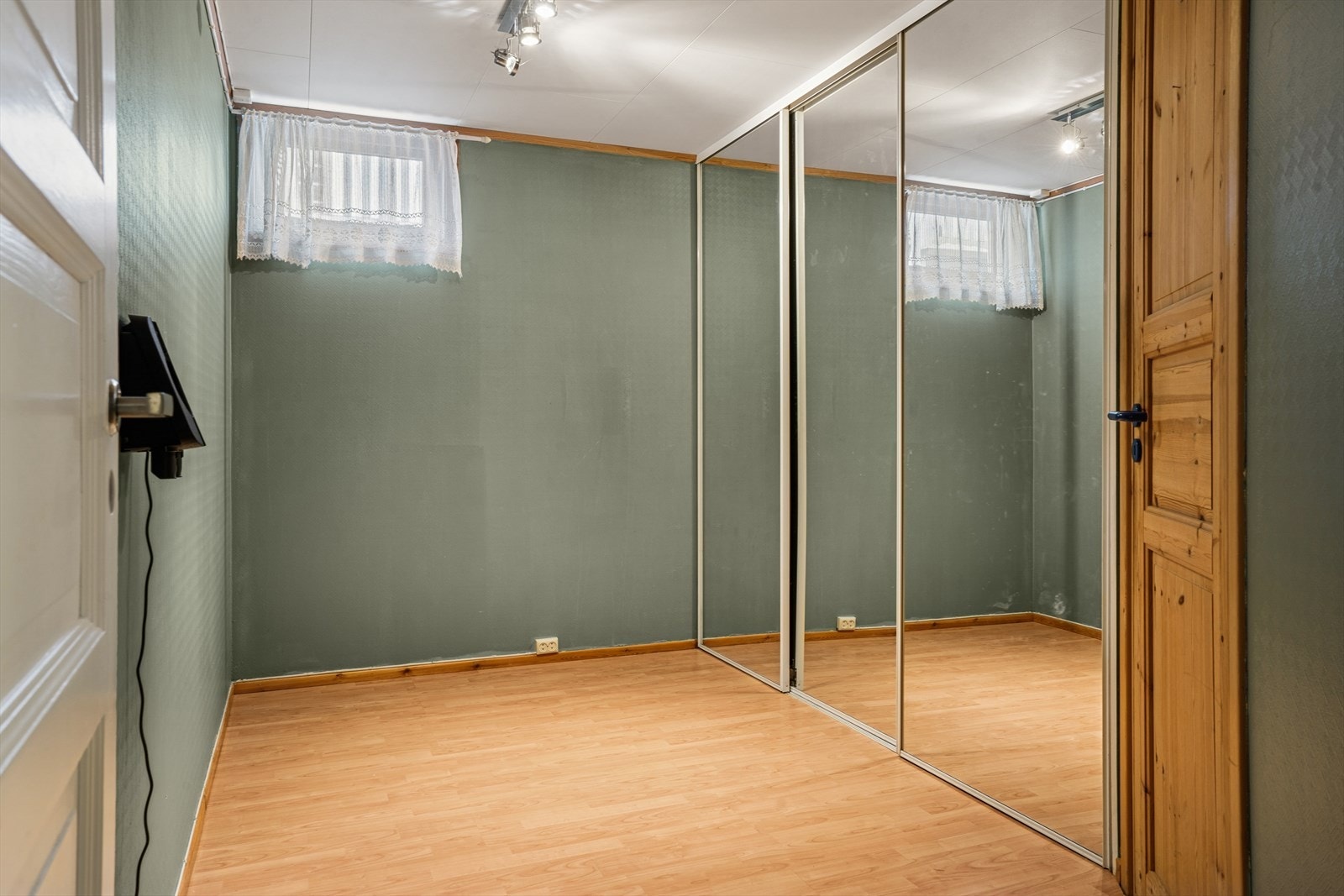 Praktisk garderoberom med videre inngang til teknisk rom og bod. Galleribilde