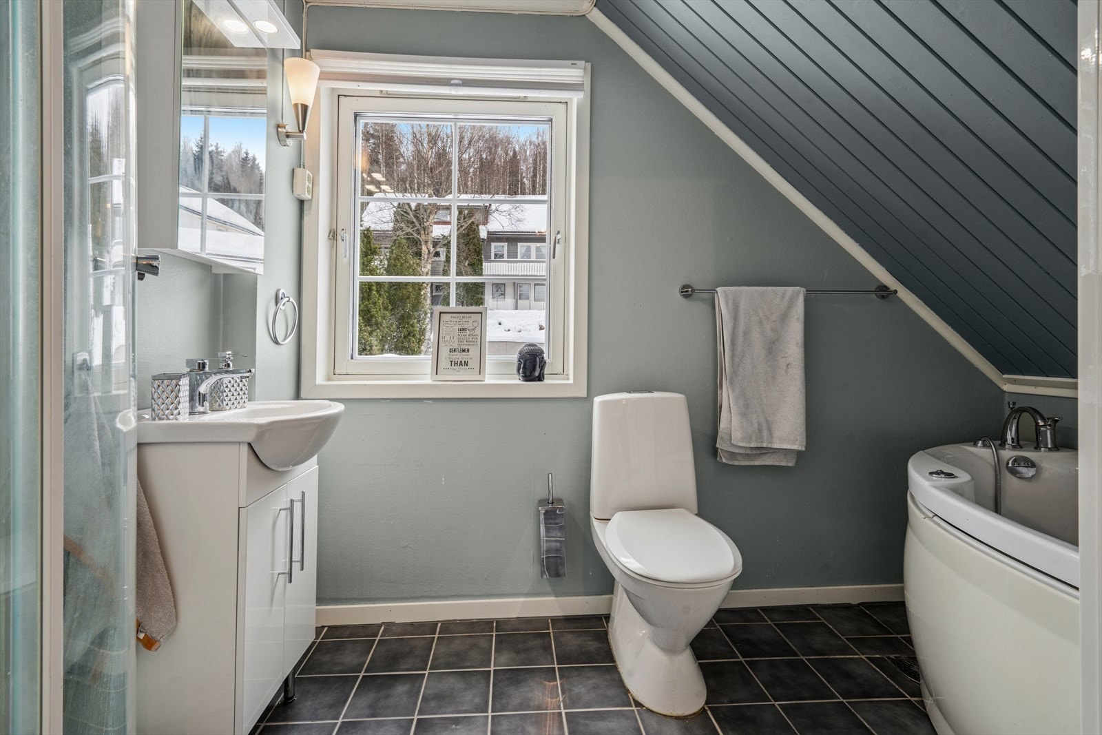 Bad i 2. etasje med både dusjkabinett og badekar. Galleribilde