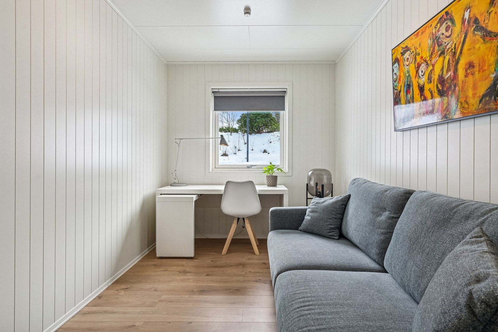 Soverom nr 3 med et areal på 11,7 kvm. Innredet med sofa og skrivebord. Galleribilde