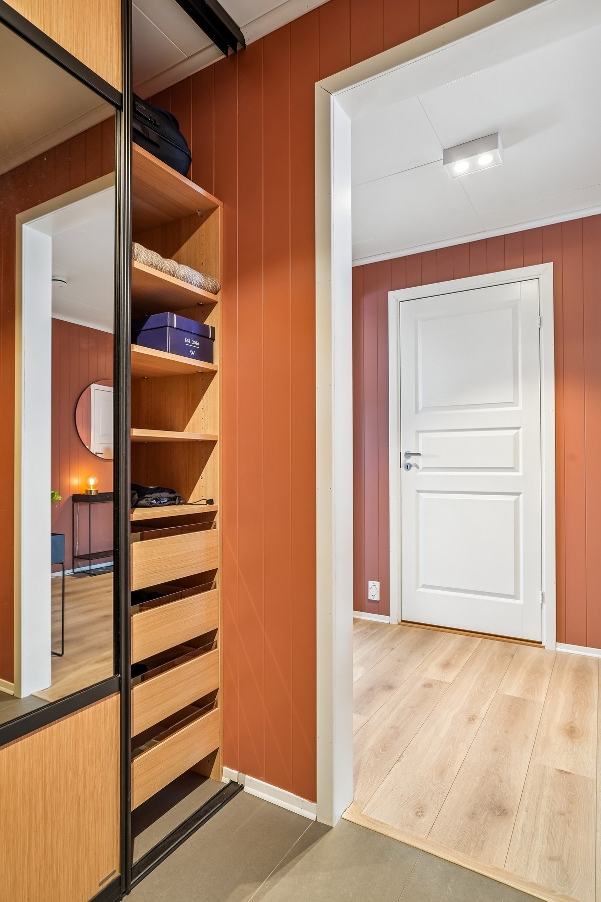 Fin skyvedørsgarderobe med god plass til oppbevaring av yttertøy og sko. Galleribilde