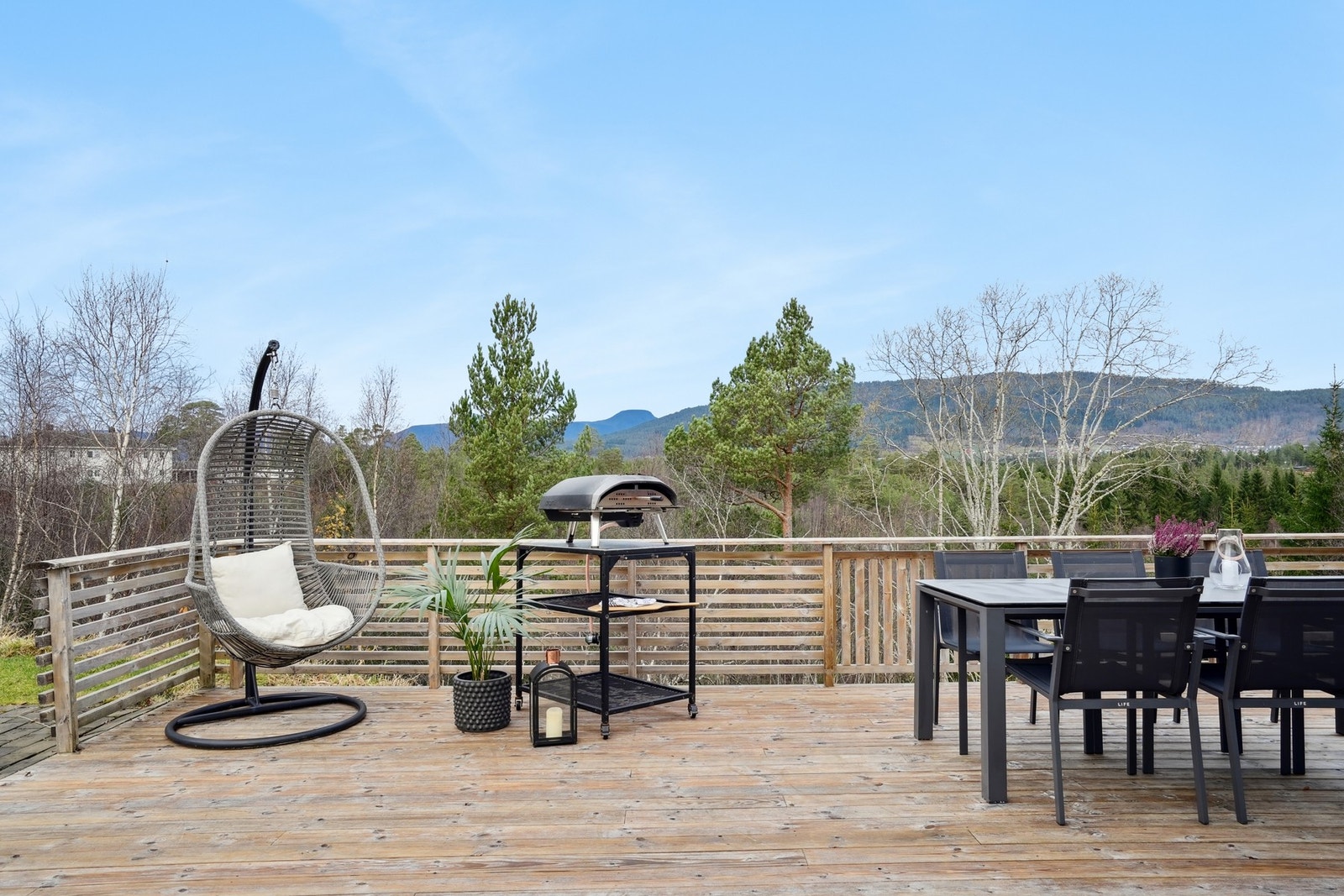 Utsikten byr på grønne omgivelser og fine fjell i nærområdet. Galleribilde